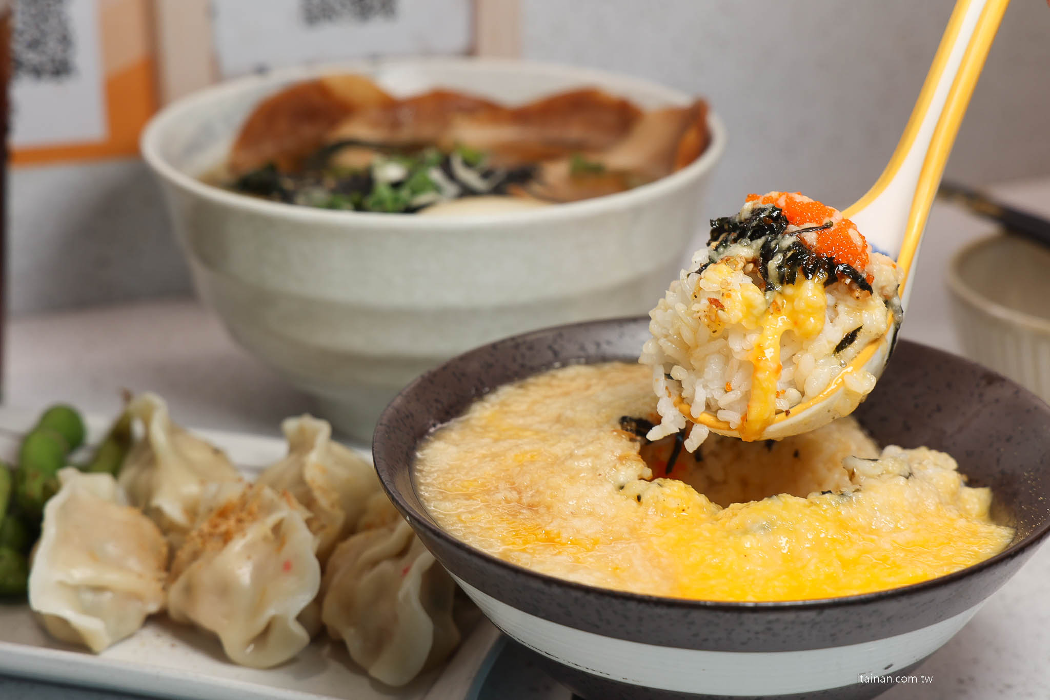 台南美食｜日系質感小食堂！「莁麦うまい食事所」！手工水餃、自製甜點必吃，爆餡鮮蝦水餃讓人驚艷!