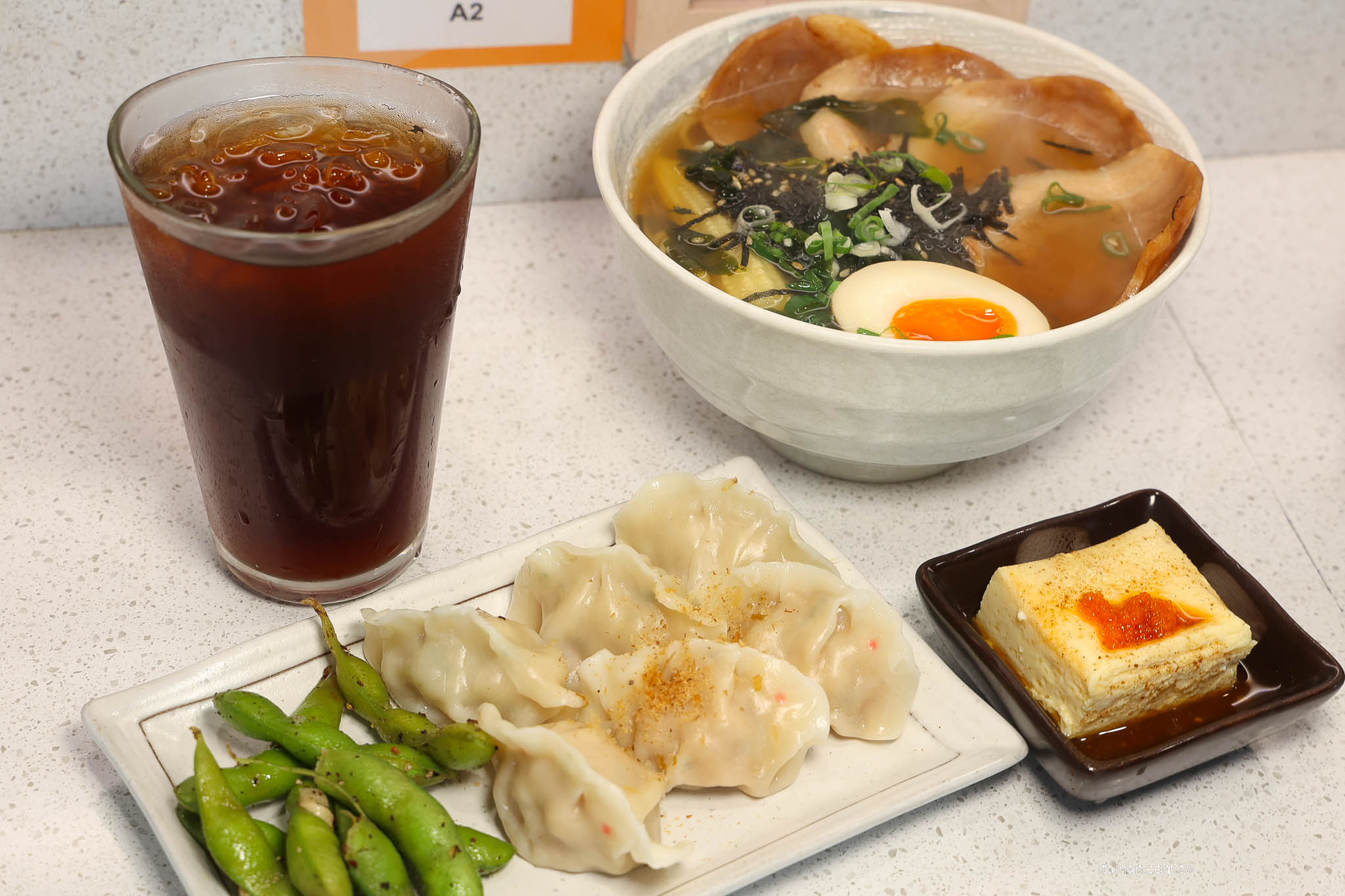 台南美食｜日系質感小食堂！「莁麦うまい食事所」！手工水餃、自製甜點必吃，爆餡鮮蝦水餃讓人驚艷!