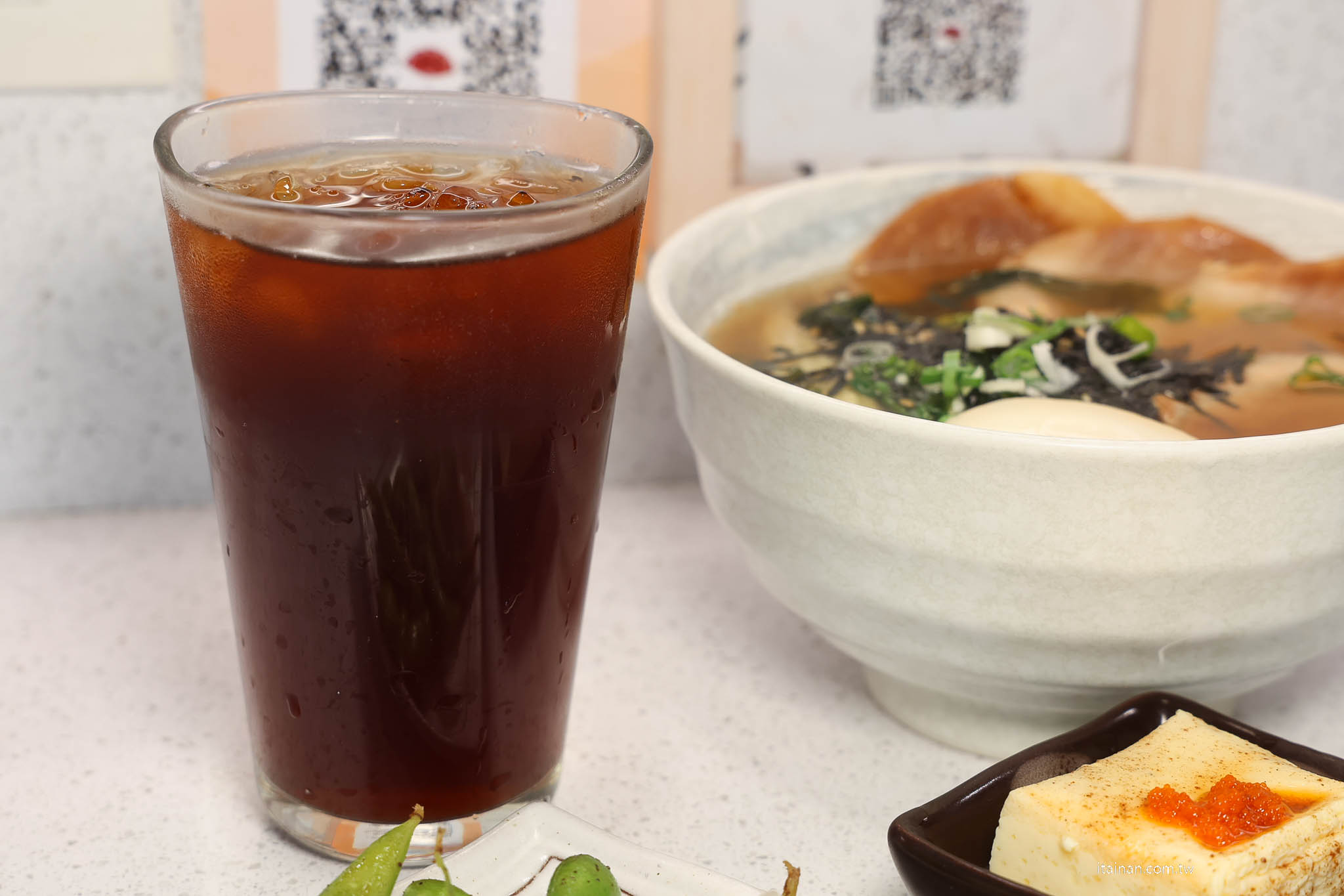 台南美食｜日系質感小食堂！「莁麦うまい食事所」！手工水餃、自製甜點必吃，爆餡鮮蝦水餃讓人驚艷!