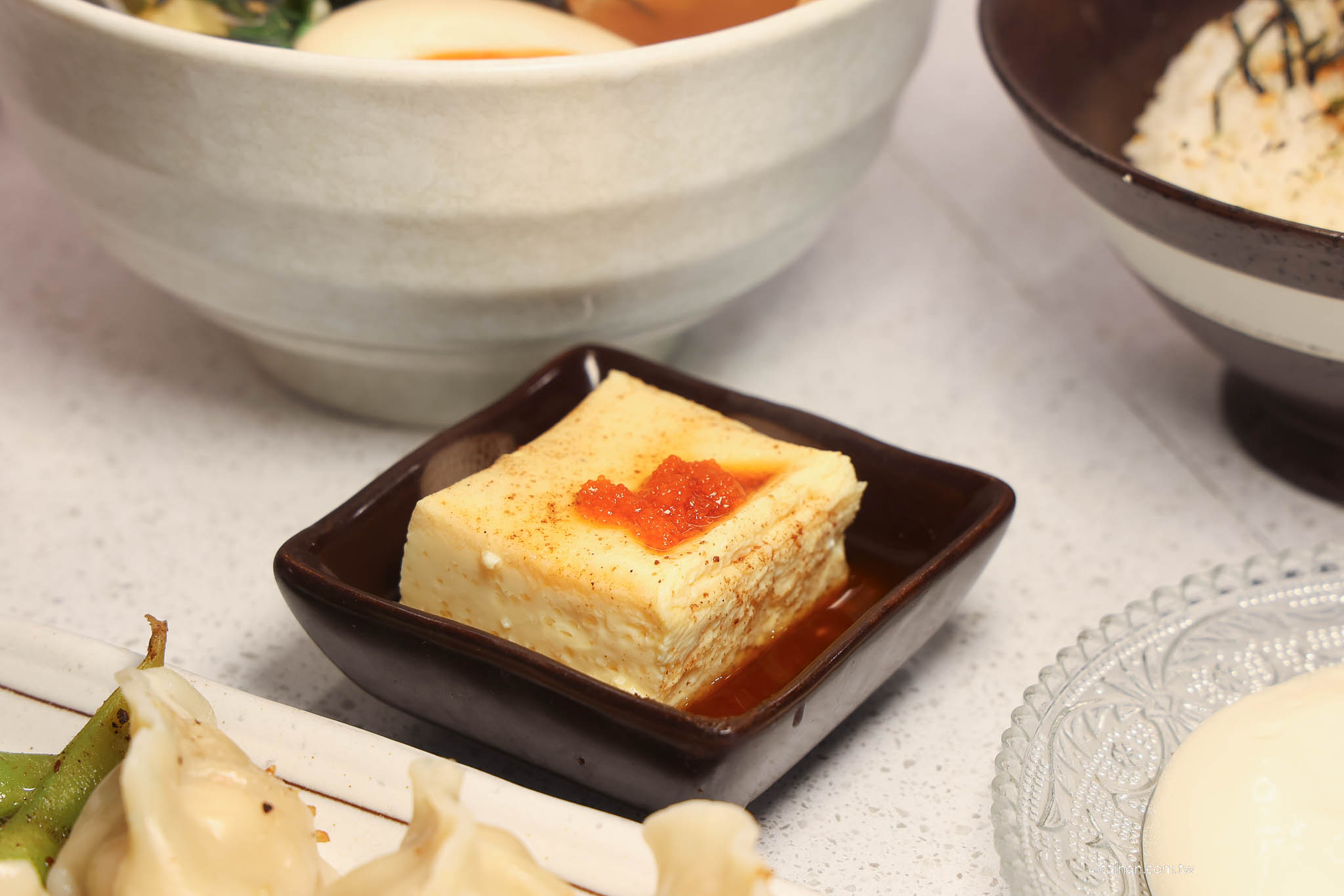 台南美食｜日系質感小食堂！「莁麦うまい食事所」！手工水餃、自製甜點必吃，爆餡鮮蝦水餃讓人驚艷!