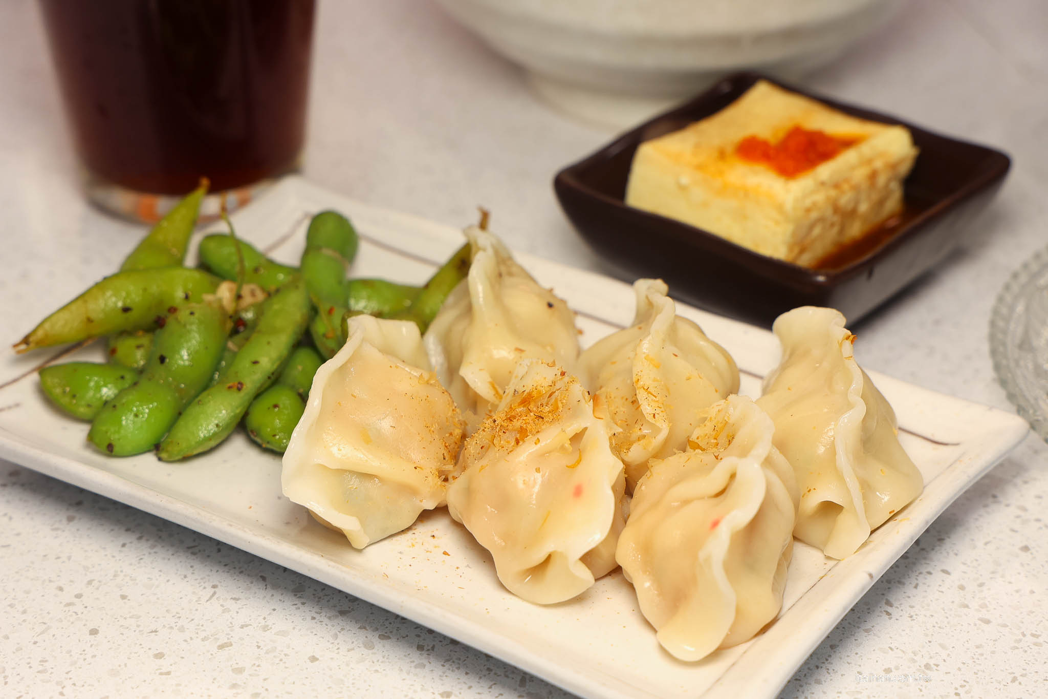 台南美食｜日系質感小食堂！「莁麦うまい食事所」！手工水餃、自製甜點必吃，爆餡鮮蝦水餃讓人驚艷!