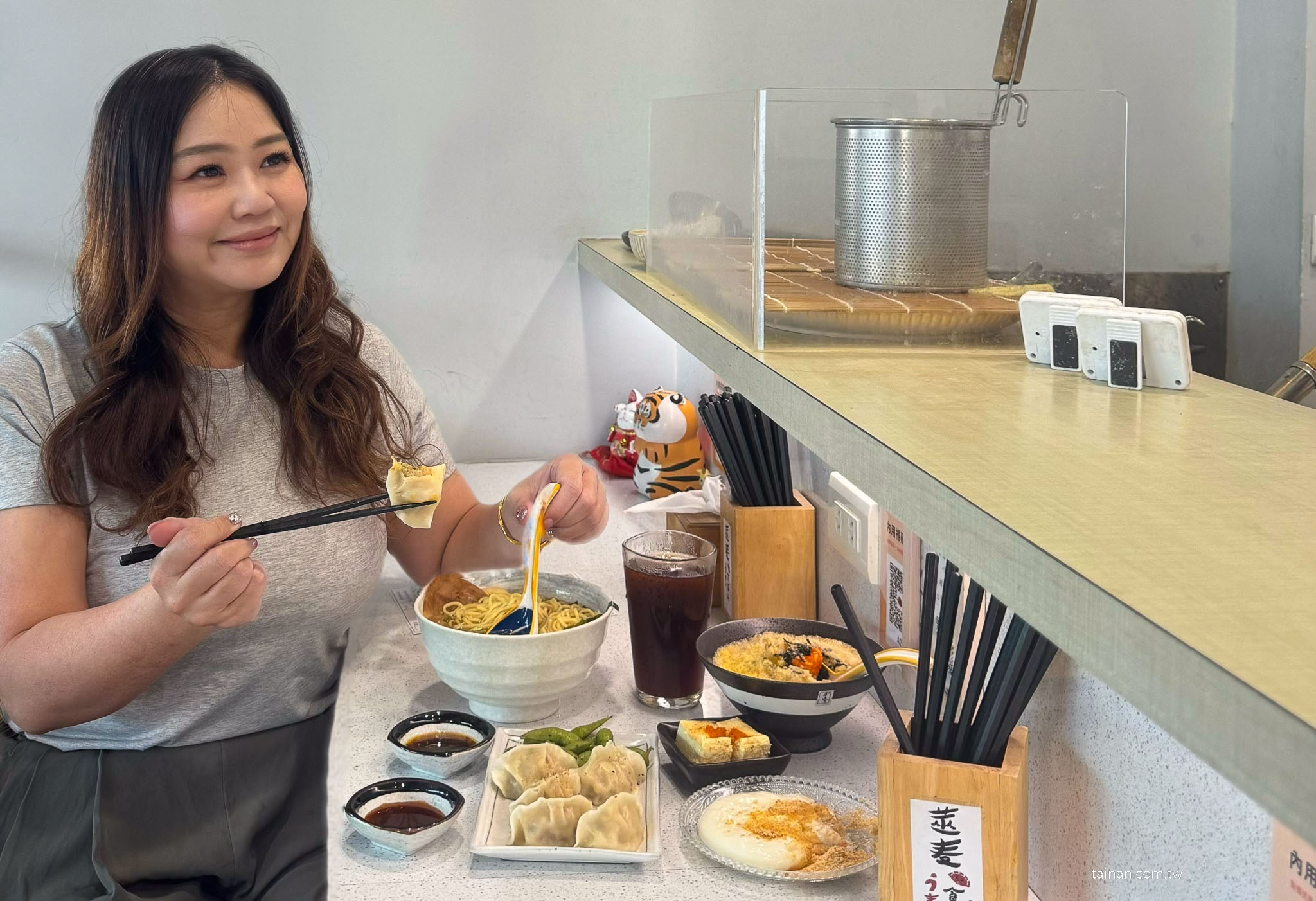 台南美食｜日系質感小食堂！「莁麦うまい食事所」！手工水餃、自製甜點必吃，爆餡鮮蝦水餃讓人驚艷!