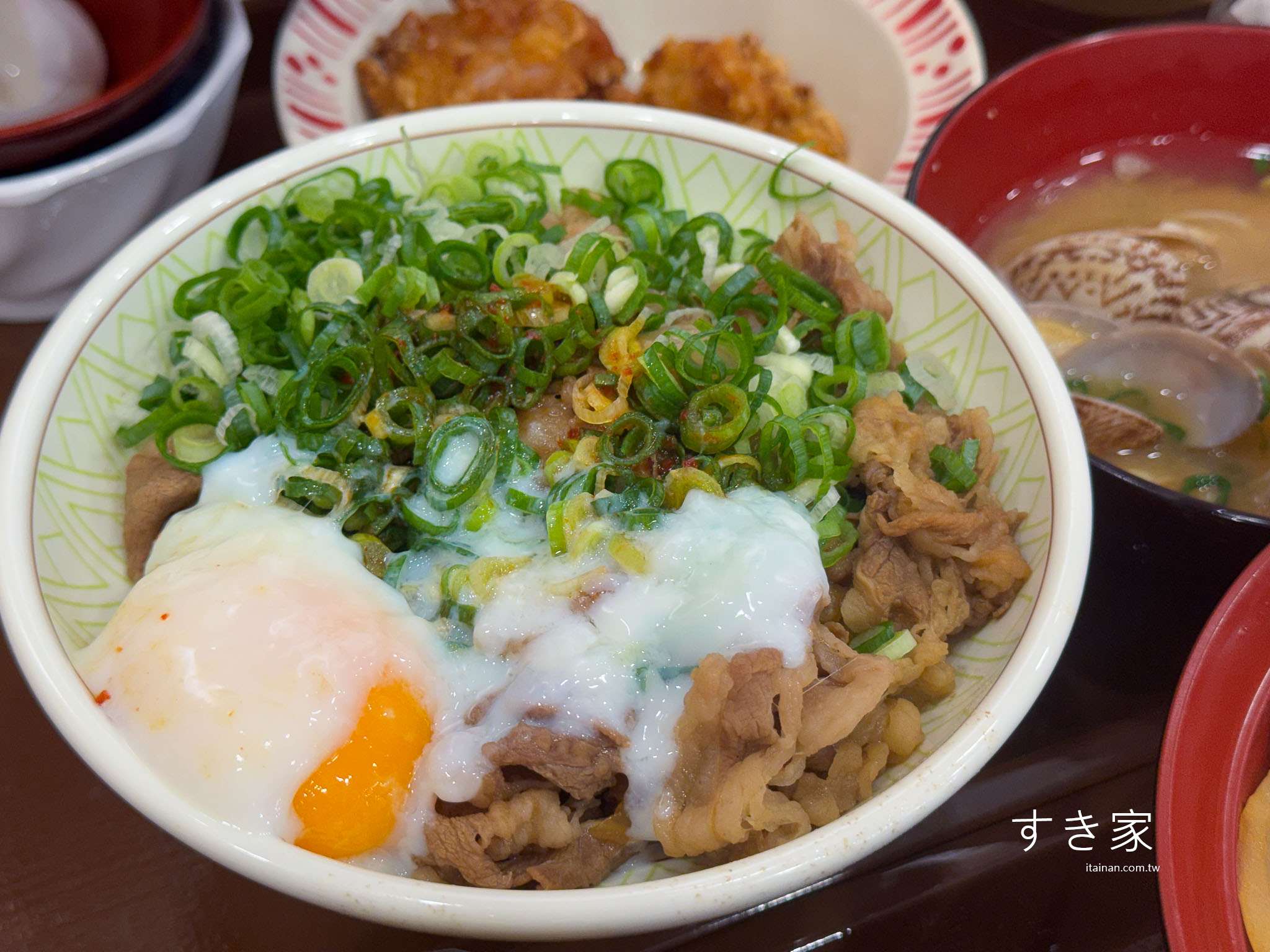 日本人氣平價牛丼SUKIYA進駐台南囉!台南首家「すき家」台南棒球場前店開箱，百元價丼飯點肉加量加套餐份量超有感!