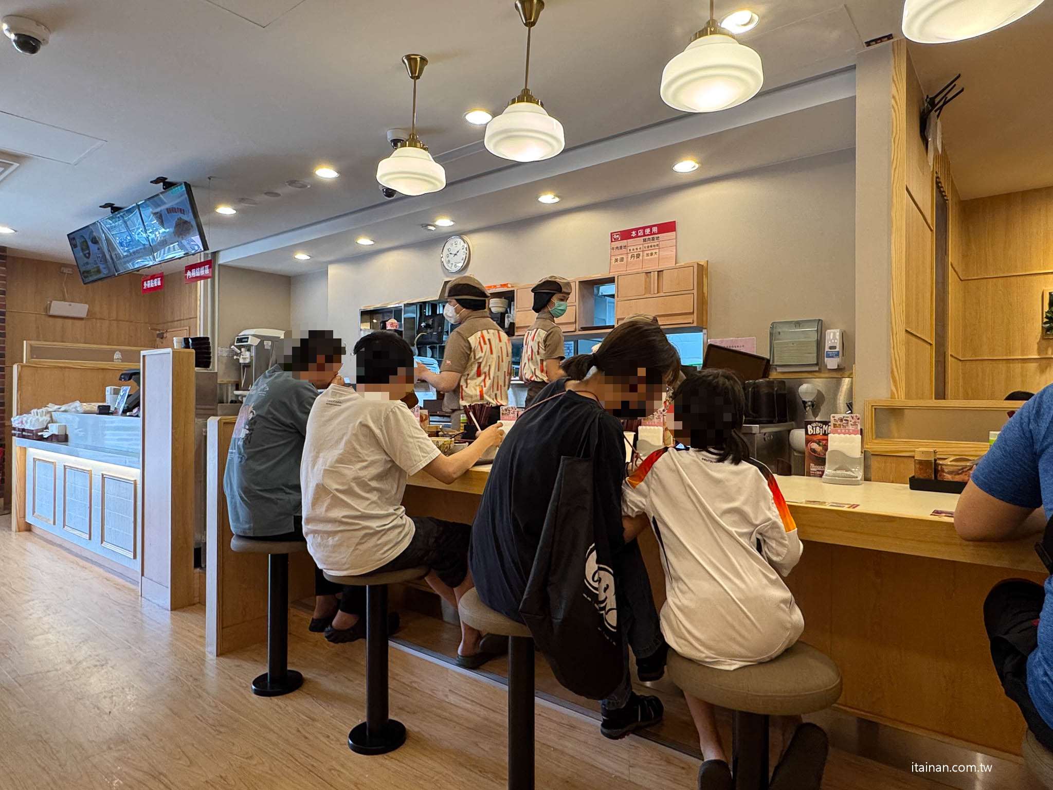 日本人氣平價牛丼SUKIYA進駐台南囉!台南首家「すき家」台南棒球場前店開箱，百元價丼飯點肉加量加套餐份量超有感!