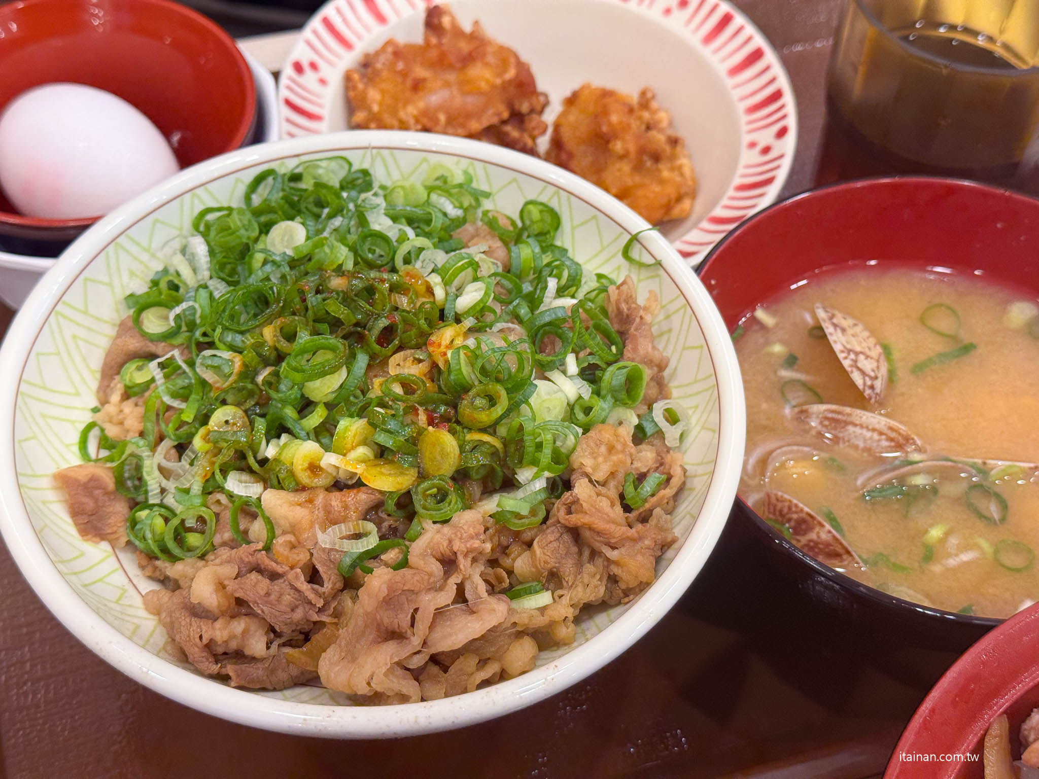 日本人氣平價牛丼SUKIYA進駐台南囉!台南首家「すき家」台南棒球場前店開箱，百元價丼飯點肉加量加套餐份量超有感!