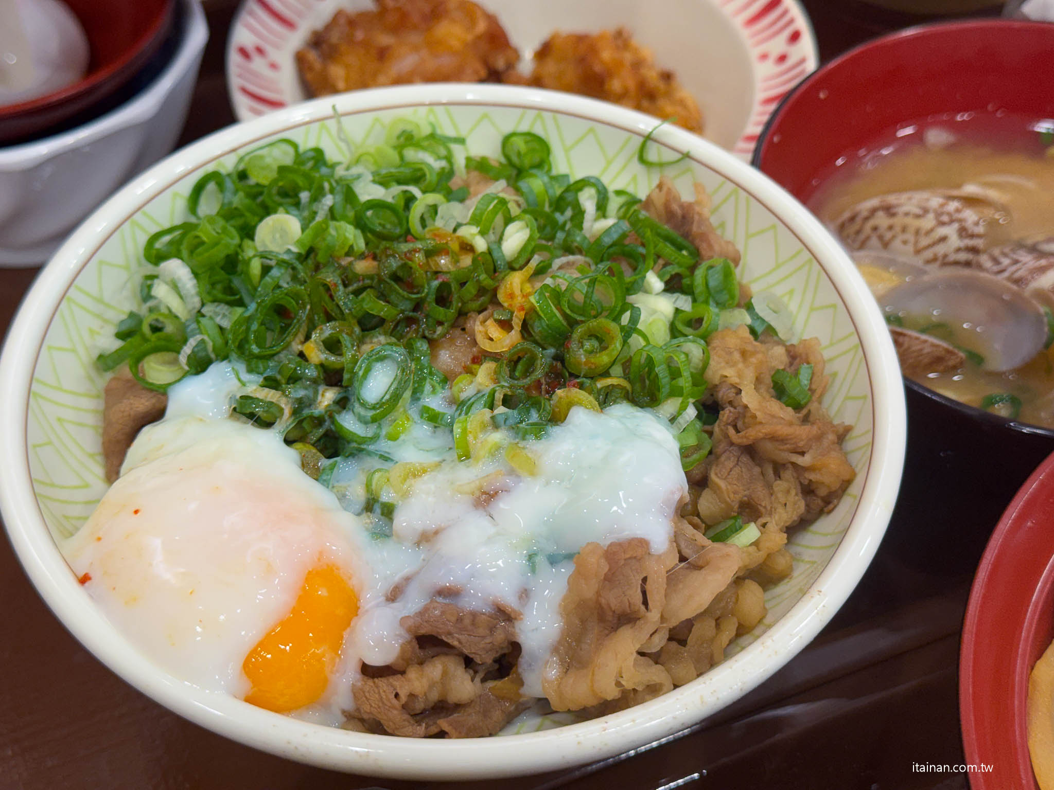 日本人氣平價牛丼SUKIYA進駐台南囉!台南首家「すき家」台南棒球場前店開箱，百元價丼飯點肉加量加套餐份量超有感!