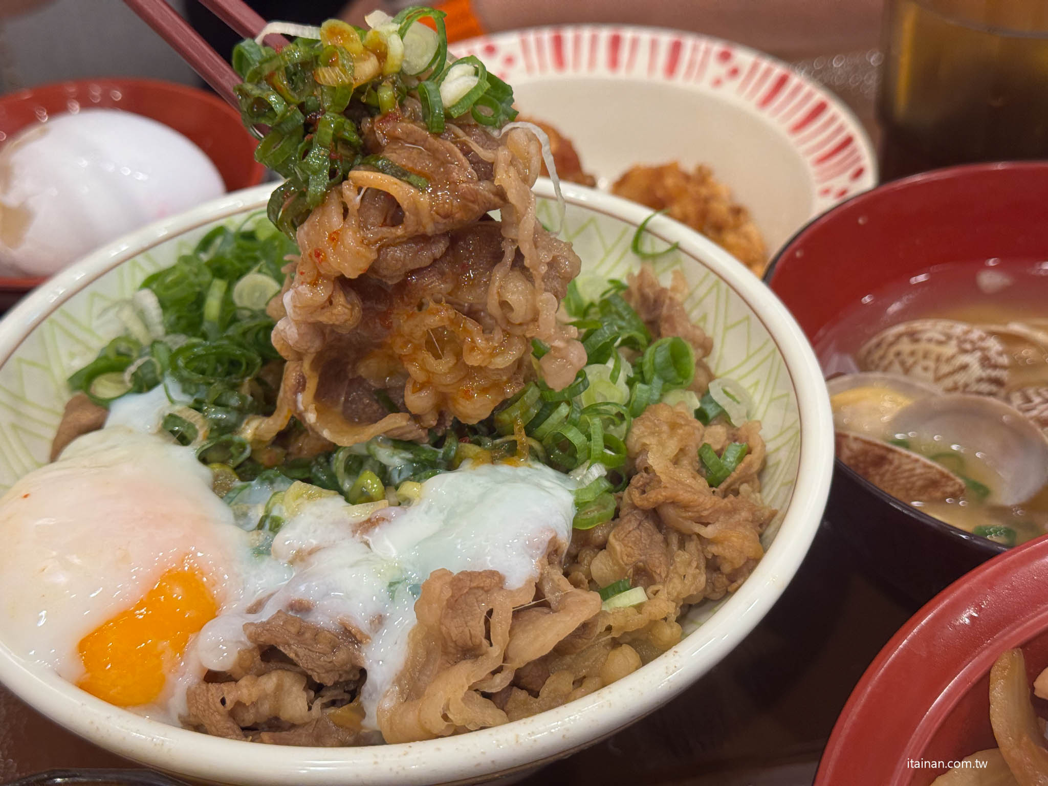 日本人氣平價牛丼SUKIYA進駐台南囉!台南首家「すき家」台南棒球場前店開箱，百元價丼飯點肉加量加套餐份量超有感!