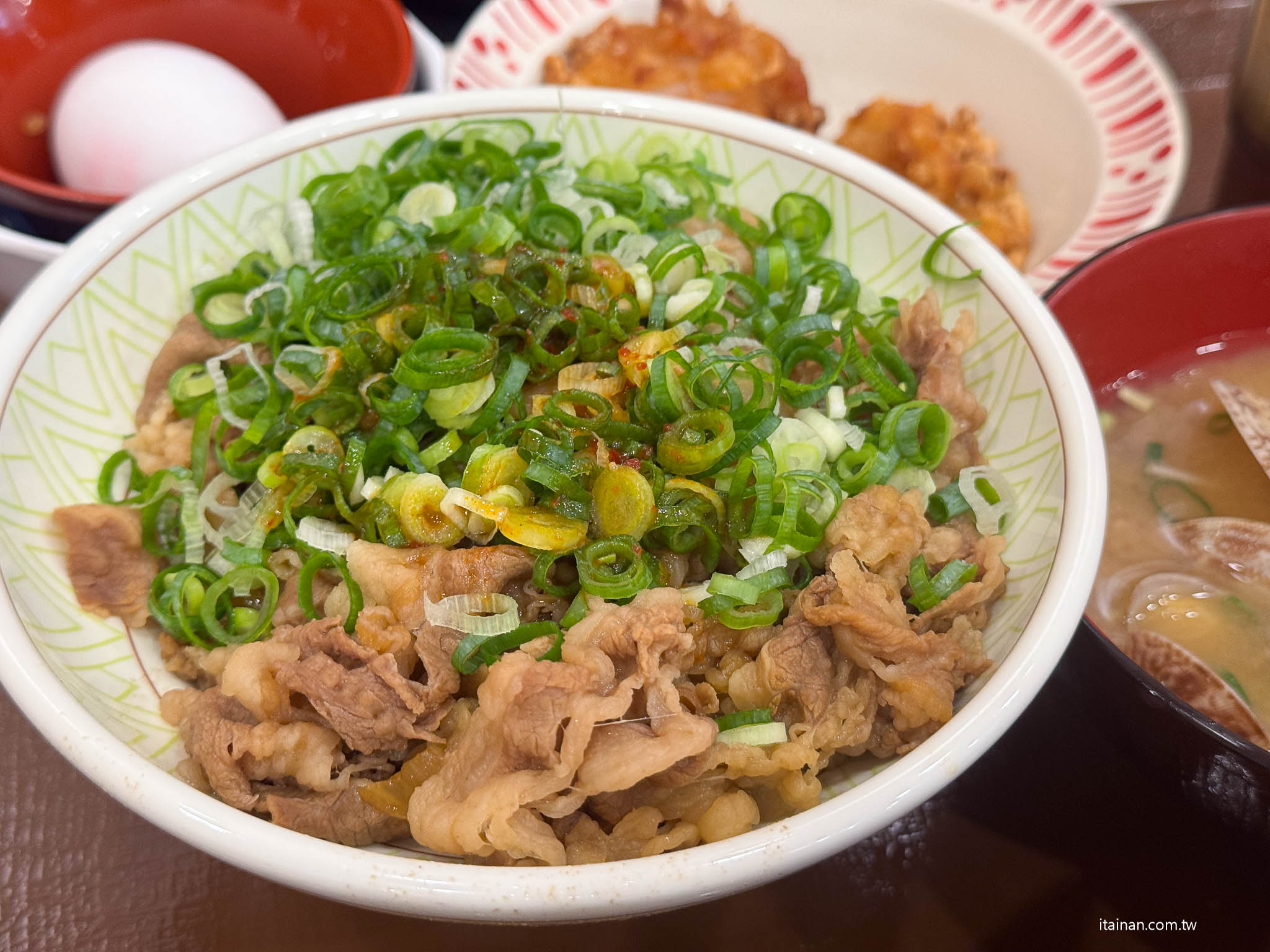 日本人氣平價牛丼SUKIYA進駐台南囉!台南首家「すき家」台南棒球場前店開箱，百元價丼飯點肉加量加套餐份量超有感!