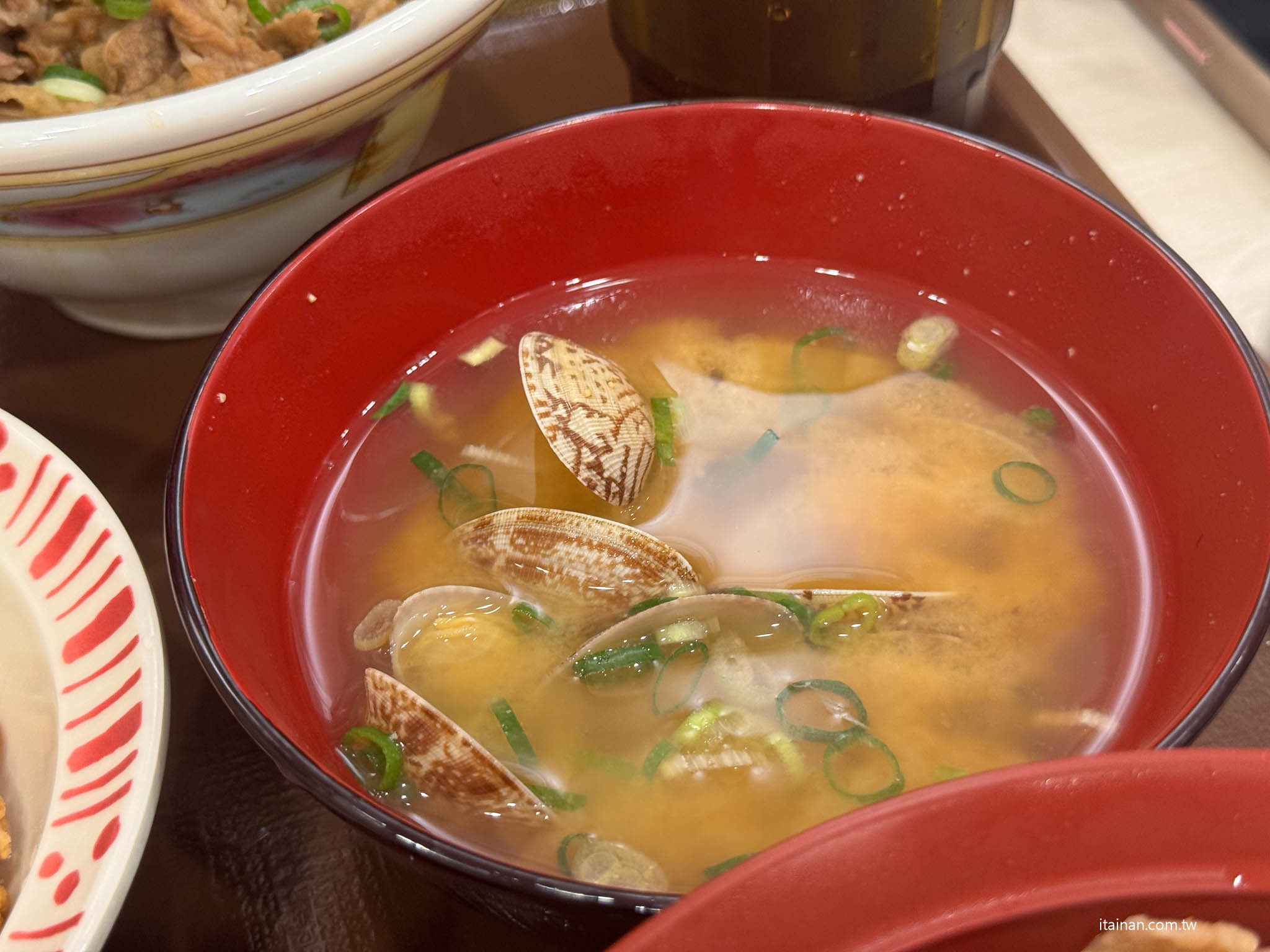 日本人氣平價牛丼SUKIYA進駐台南囉!台南首家「すき家」台南棒球場前店開箱，百元價丼飯點肉加量加套餐份量超有感!