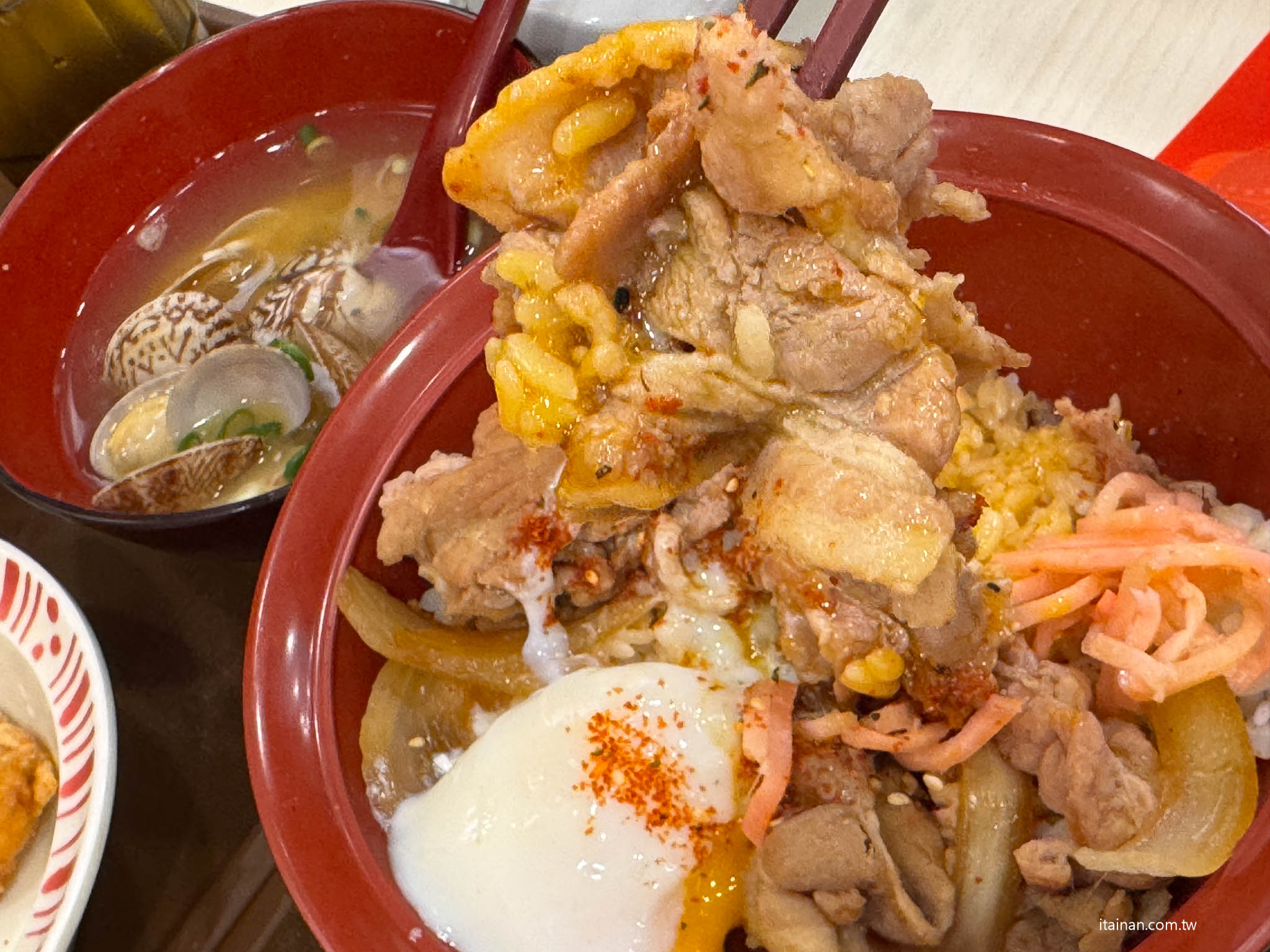 日本人氣平價牛丼SUKIYA進駐台南囉!台南首家「すき家」台南棒球場前店開箱，百元價丼飯點肉加量加套餐份量超有感!