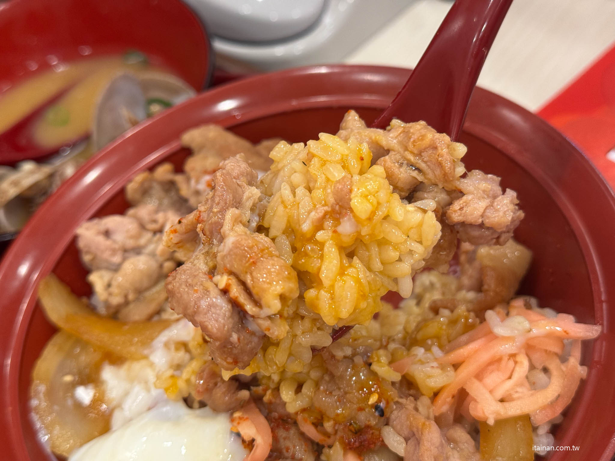 日本人氣平價牛丼SUKIYA進駐台南囉!台南首家「すき家」台南棒球場前店開箱，百元價丼飯點肉加量加套餐份量超有感!