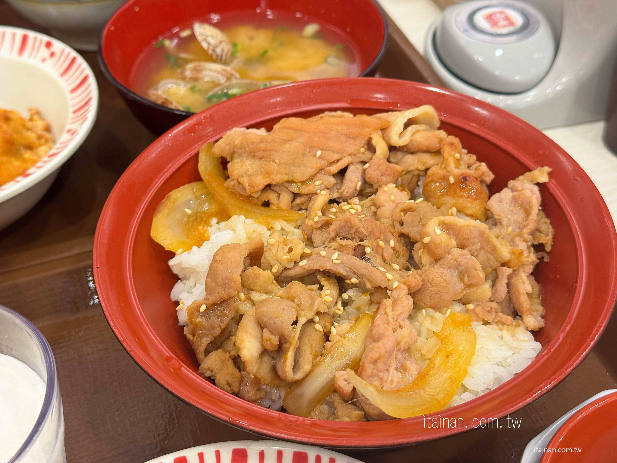 日本人氣平價牛丼SUKIYA進駐台南囉!台南首家「すき家」台南棒球場前店開箱，百元價丼飯點肉加量加套餐份量超有感!