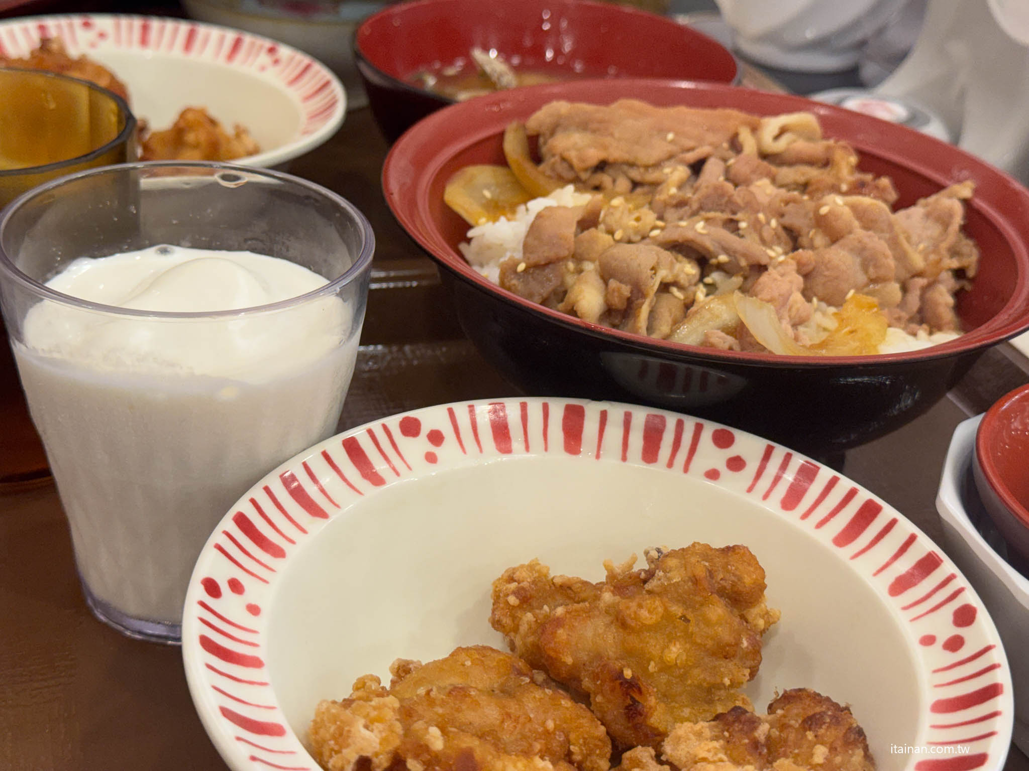 日本人氣平價牛丼SUKIYA進駐台南囉!台南首家「すき家」台南棒球場前店開箱，百元價丼飯點肉加量加套餐份量超有感!