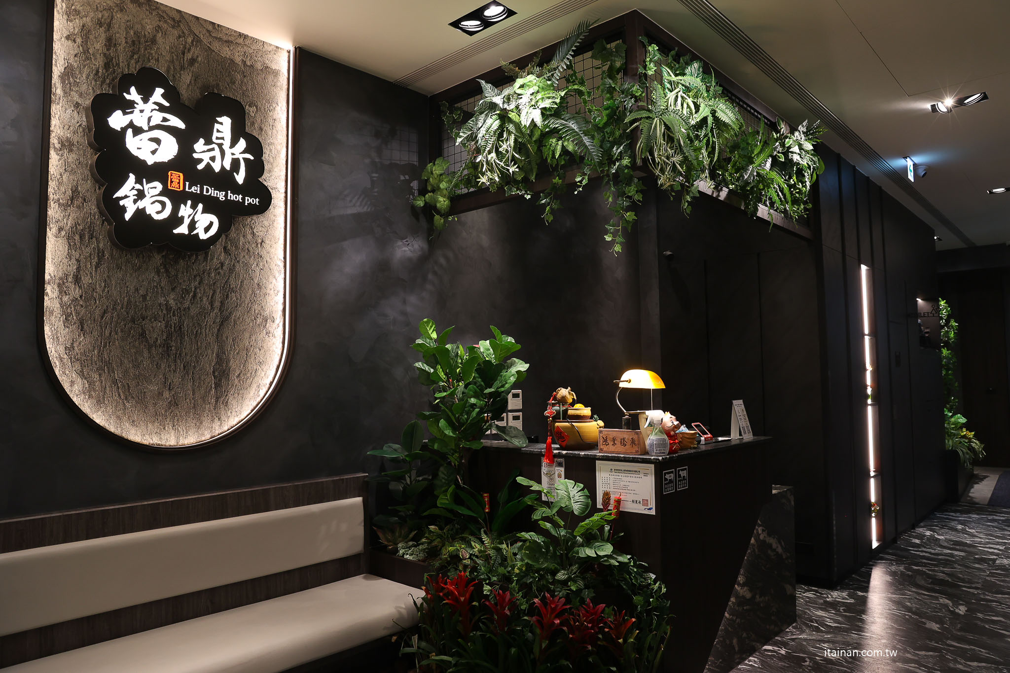 台南安平火鍋推薦｜森林系鍋物「蕾鼎鍋物」開箱！半自助吃到飽，濃蒜鍋必點，海鮮份量有誠意!