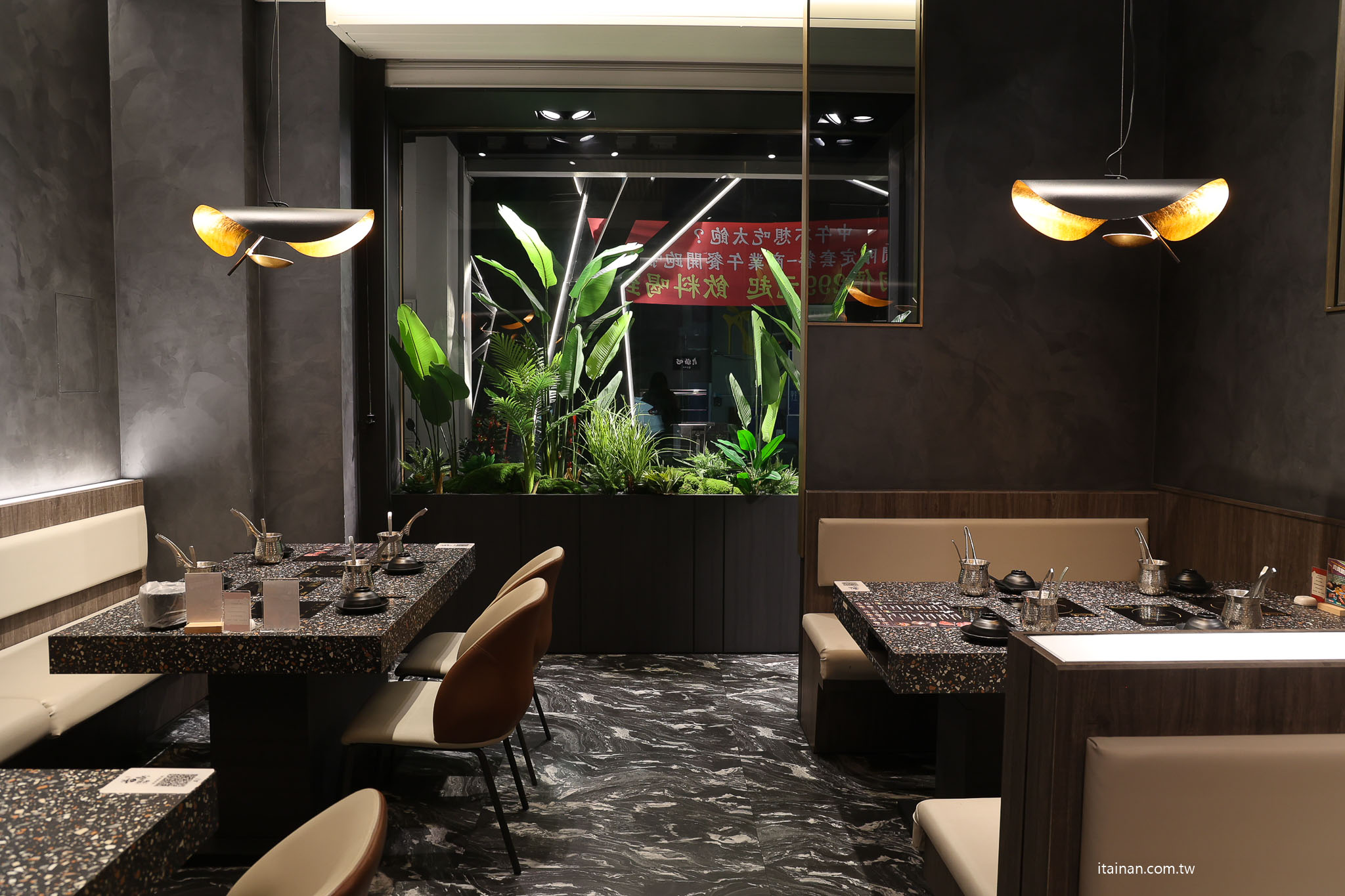 台南安平火鍋推薦｜森林系鍋物「蕾鼎鍋物」開箱！半自助吃到飽，濃蒜鍋必點，海鮮份量有誠意!