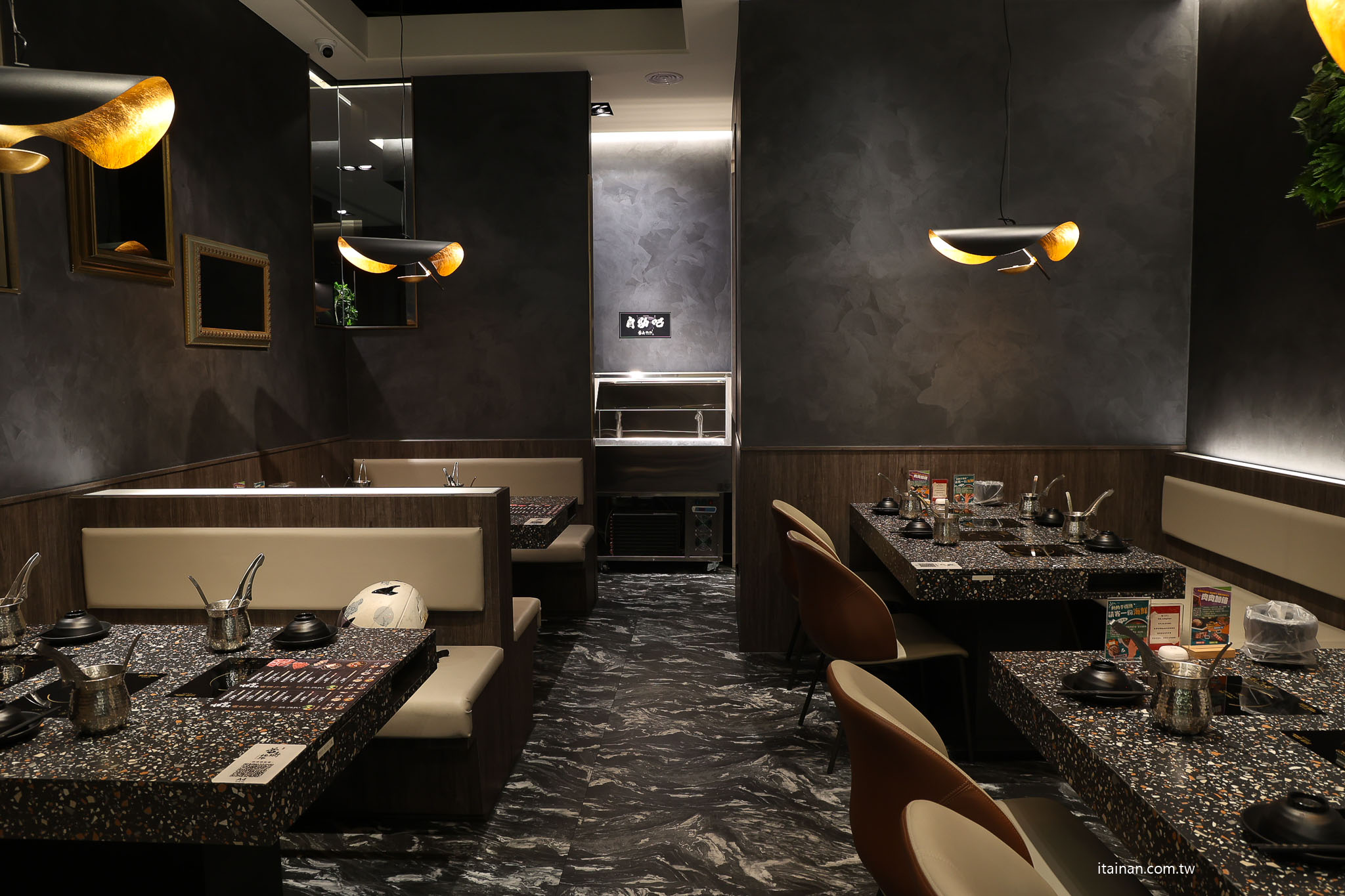 台南安平火鍋推薦｜森林系鍋物「蕾鼎鍋物」開箱！半自助吃到飽，濃蒜鍋必點，海鮮份量有誠意!