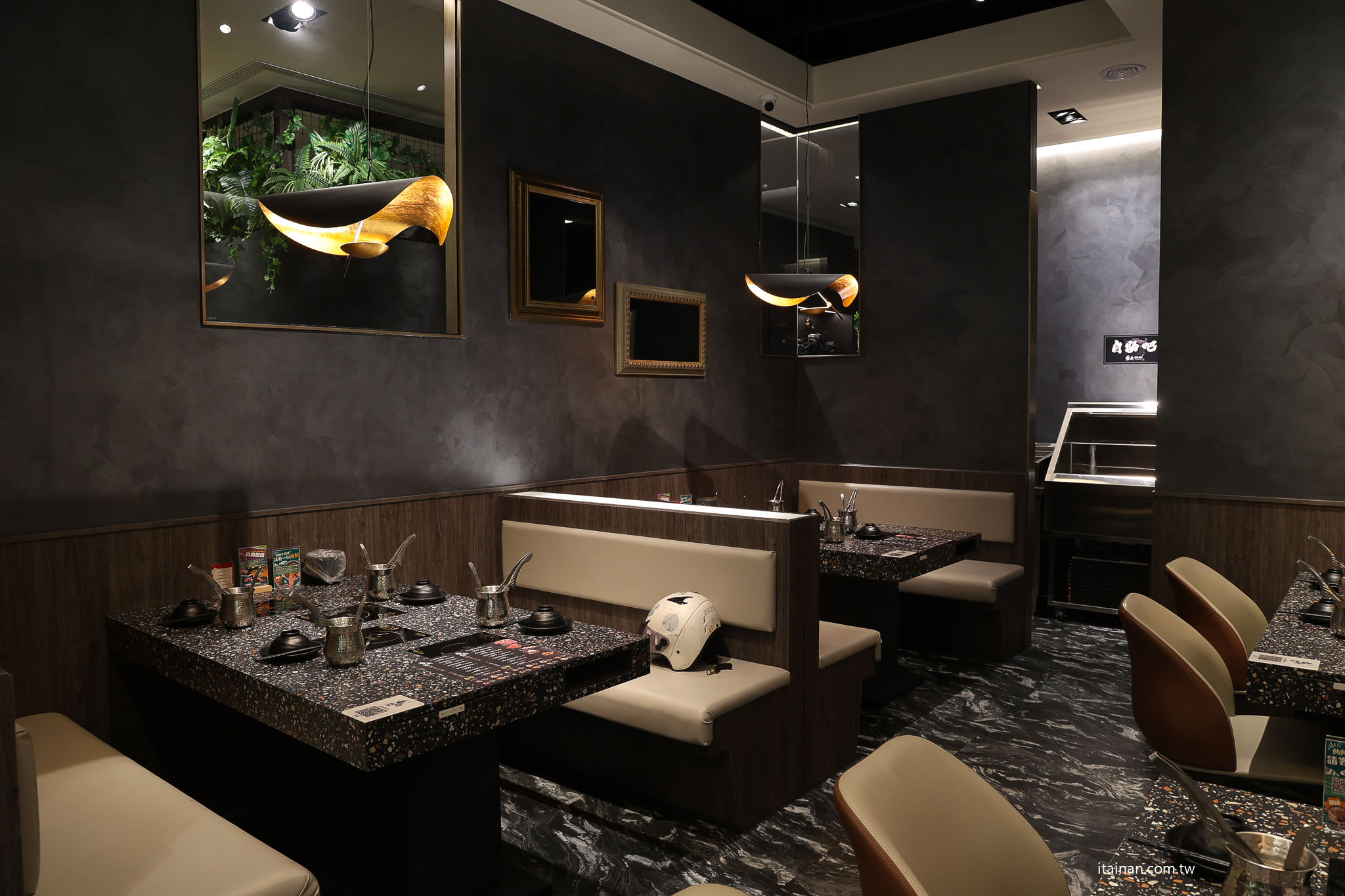 台南安平火鍋推薦｜森林系鍋物「蕾鼎鍋物」開箱！半自助吃到飽，濃蒜鍋必點，海鮮份量有誠意!