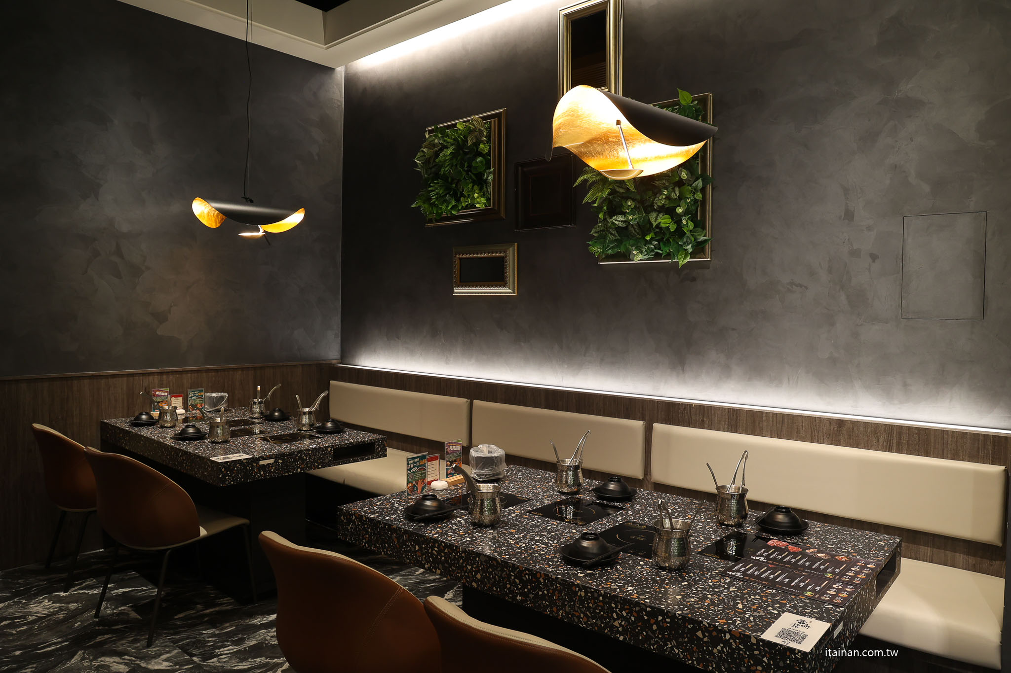 台南安平火鍋推薦｜森林系鍋物「蕾鼎鍋物」開箱！半自助吃到飽，濃蒜鍋必點，海鮮份量有誠意!