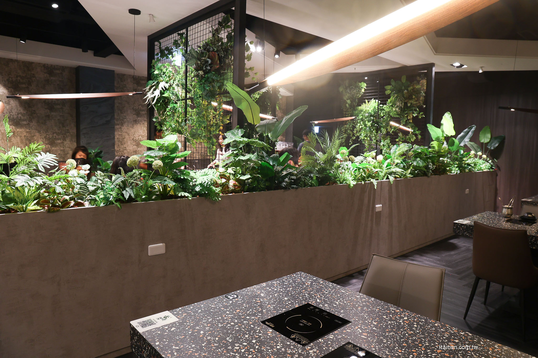 台南安平火鍋推薦｜森林系鍋物「蕾鼎鍋物」開箱！半自助吃到飽，濃蒜鍋必點，海鮮份量有誠意!