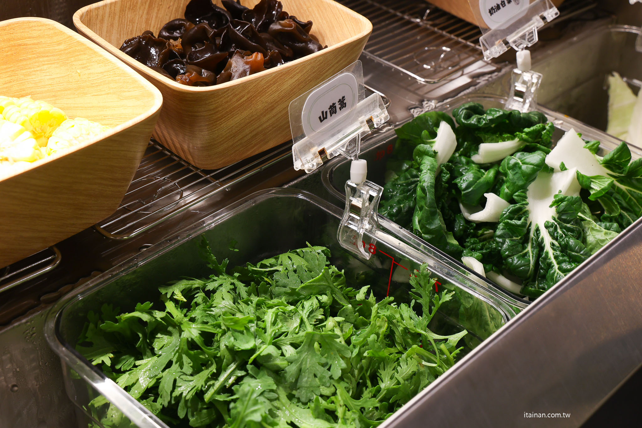 台南安平火鍋推薦｜森林系鍋物「蕾鼎鍋物」開箱！半自助吃到飽，濃蒜鍋必點，海鮮份量有誠意!