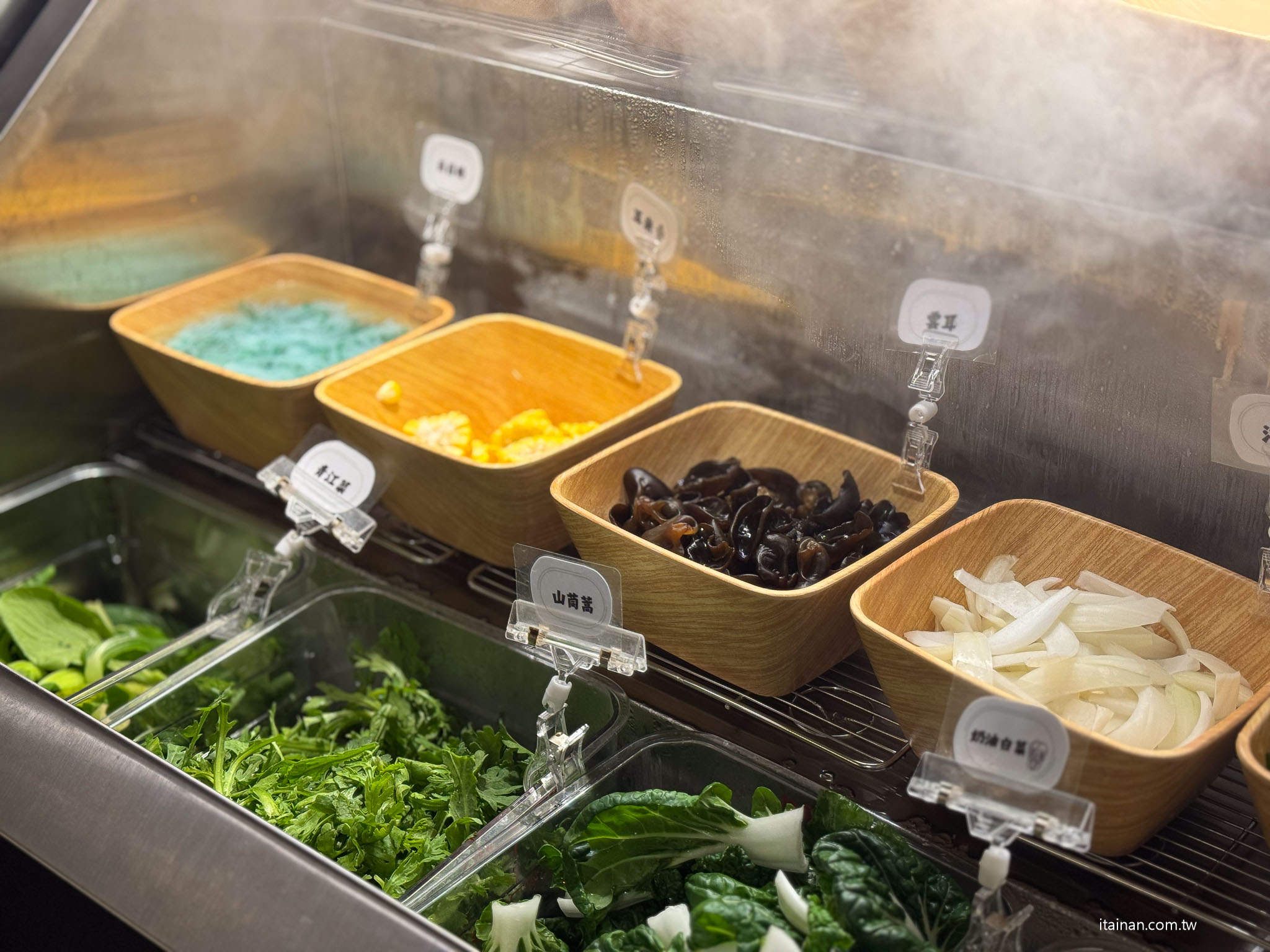 台南安平火鍋推薦｜森林系鍋物「蕾鼎鍋物」開箱！半自助吃到飽，濃蒜鍋必點，海鮮份量有誠意!