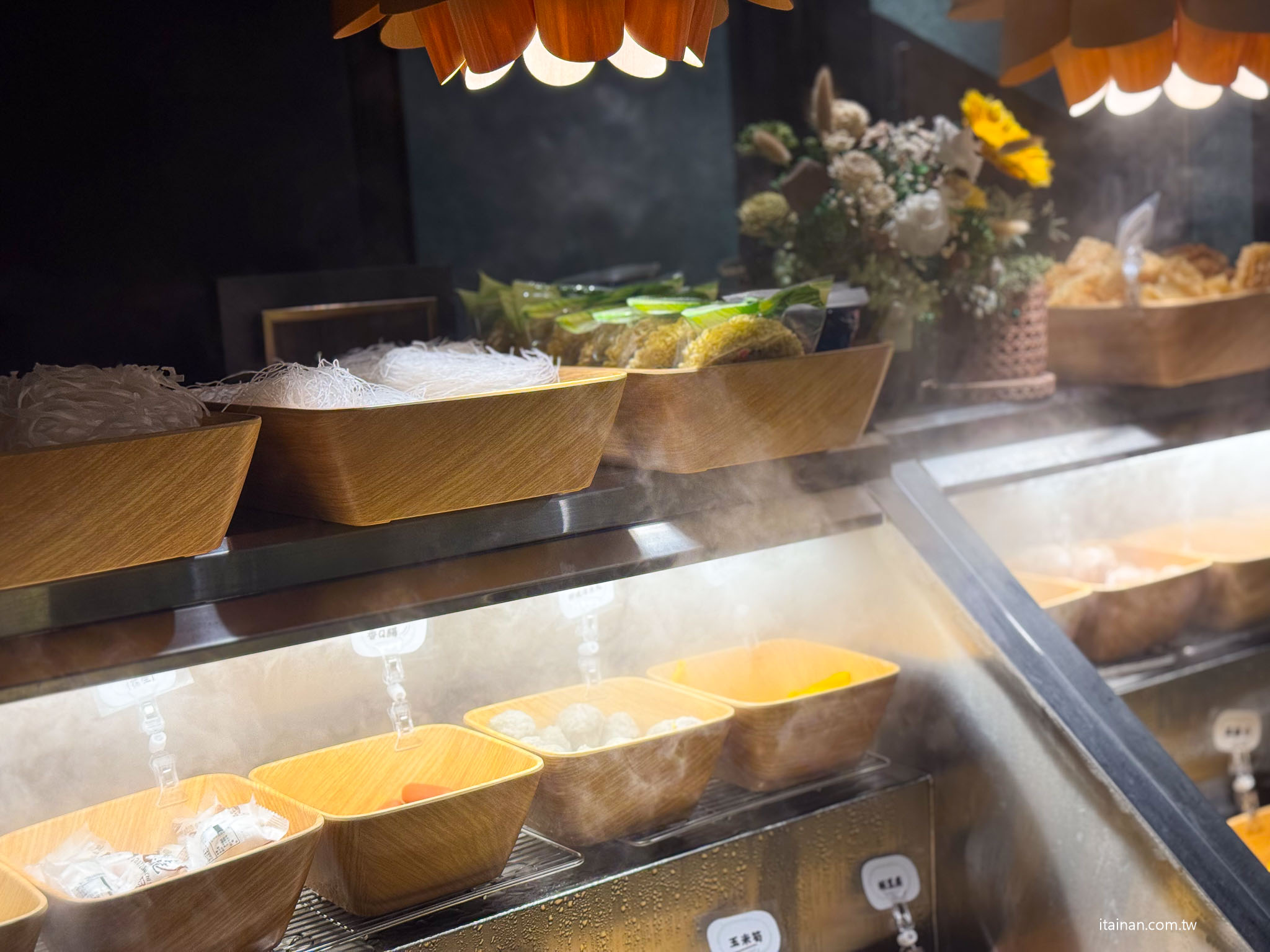 台南安平火鍋推薦｜森林系鍋物「蕾鼎鍋物」開箱！半自助吃到飽，濃蒜鍋必點，海鮮份量有誠意!