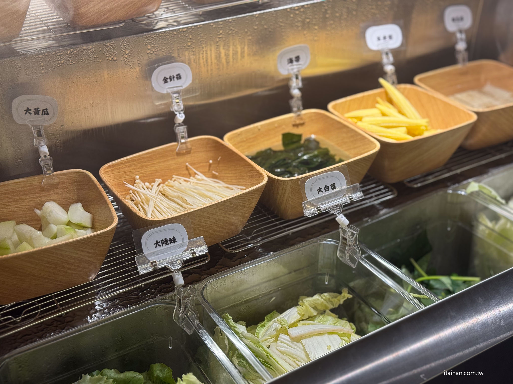 台南安平火鍋推薦｜森林系鍋物「蕾鼎鍋物」開箱！半自助吃到飽，濃蒜鍋必點，海鮮份量有誠意!