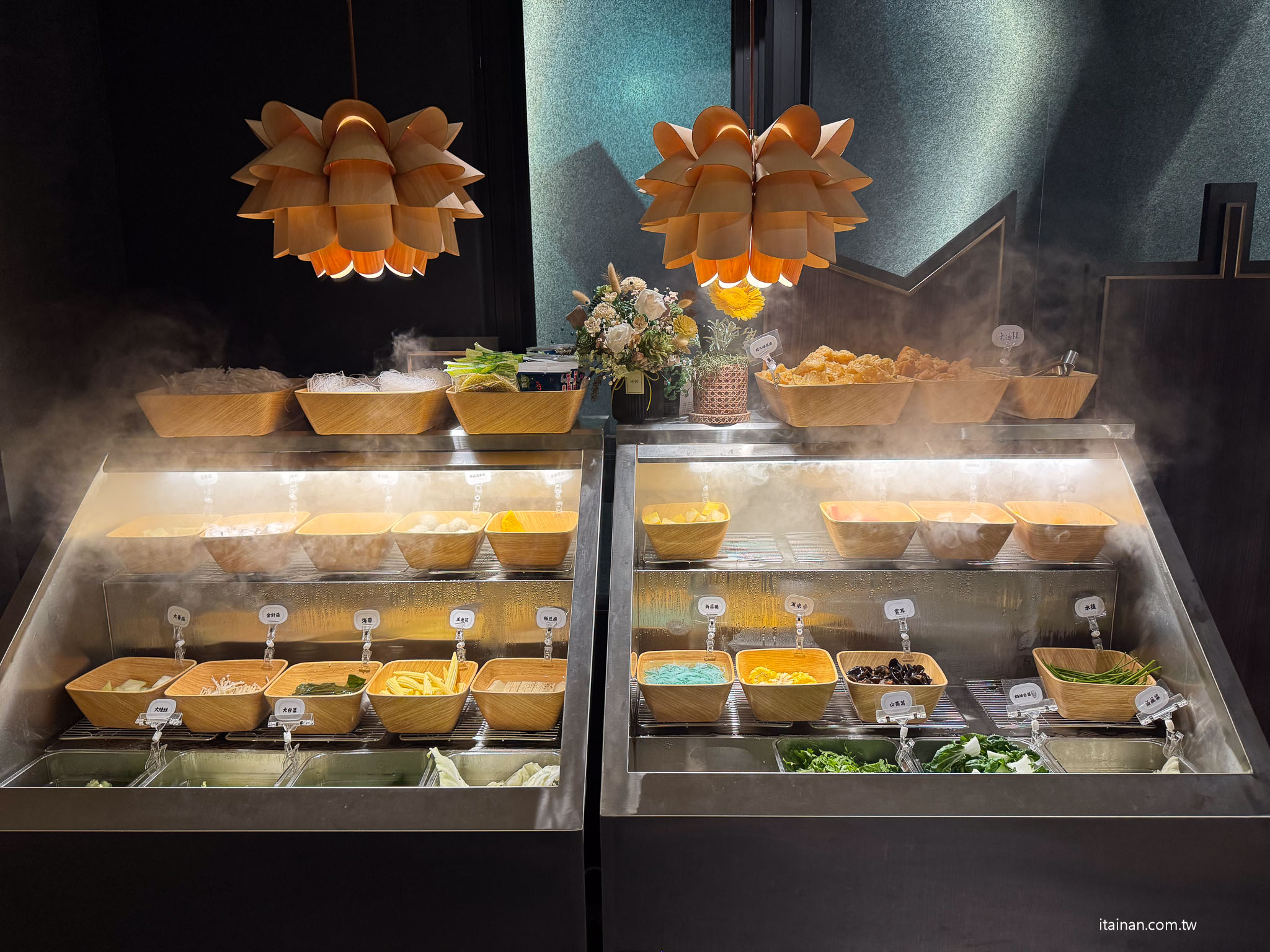 台南安平火鍋推薦｜森林系鍋物「蕾鼎鍋物」開箱！半自助吃到飽，濃蒜鍋必點，海鮮份量有誠意!