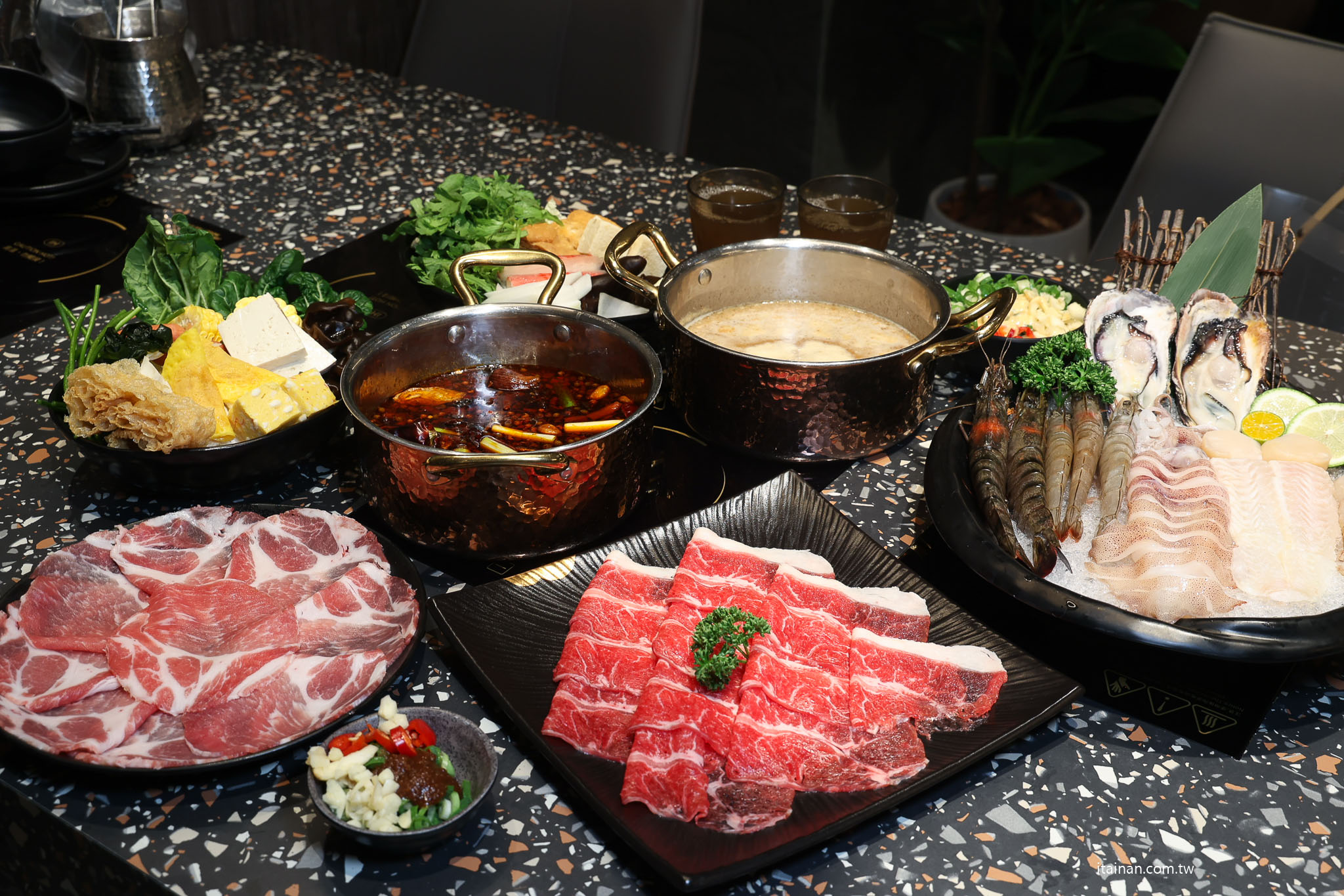 台南安平火鍋推薦｜森林系鍋物「蕾鼎鍋物」開箱！半自助吃到飽，濃蒜鍋必點，海鮮份量有誠意!