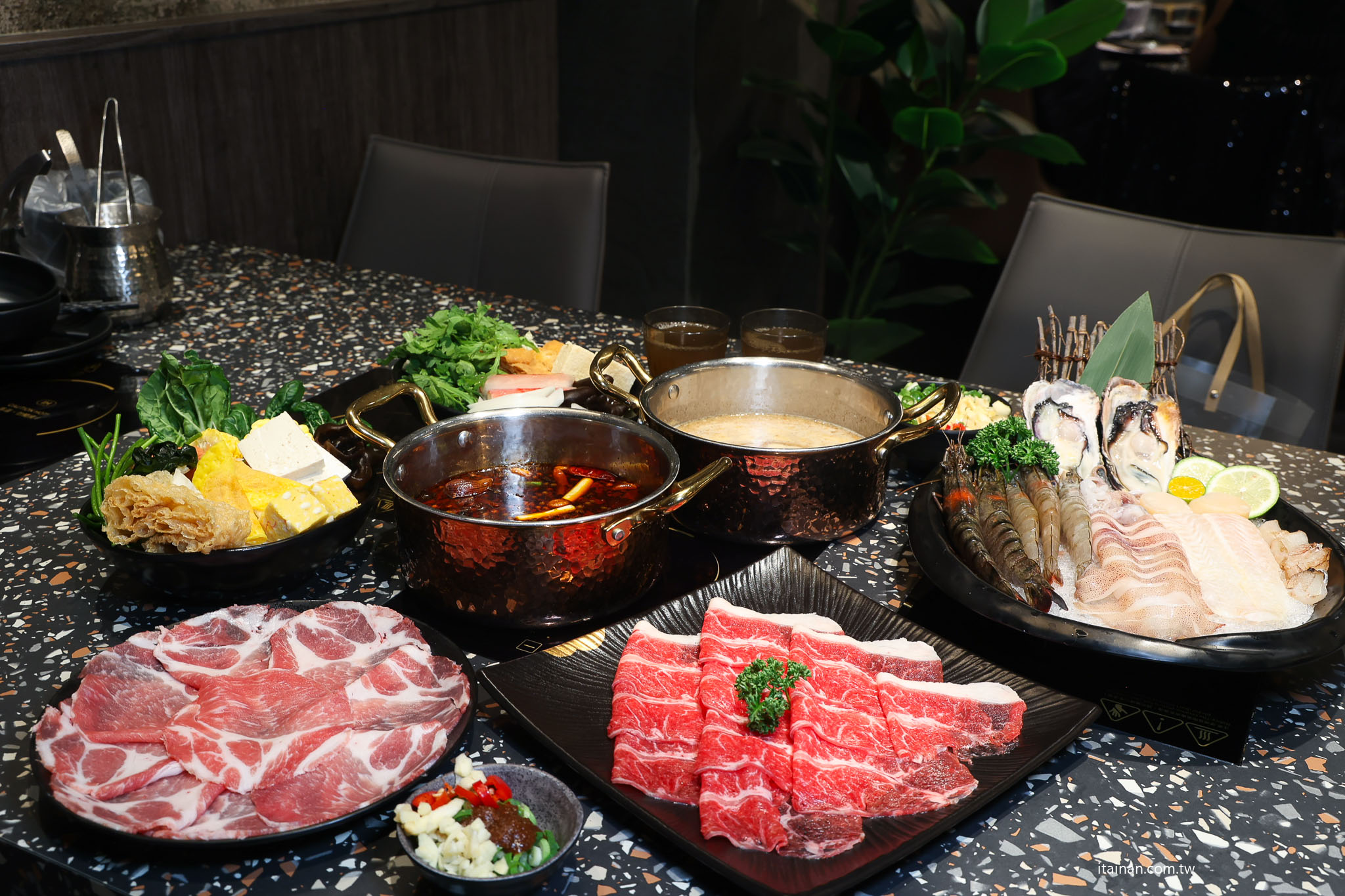 台南安平火鍋推薦｜森林系鍋物「蕾鼎鍋物」開箱！半自助吃到飽，濃蒜鍋必點，海鮮份量有誠意!
