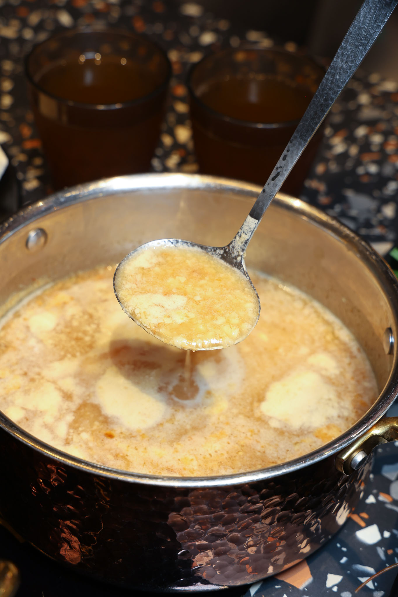台南安平火鍋推薦｜森林系鍋物「蕾鼎鍋物」開箱！半自助吃到飽，濃蒜鍋必點，海鮮份量有誠意!