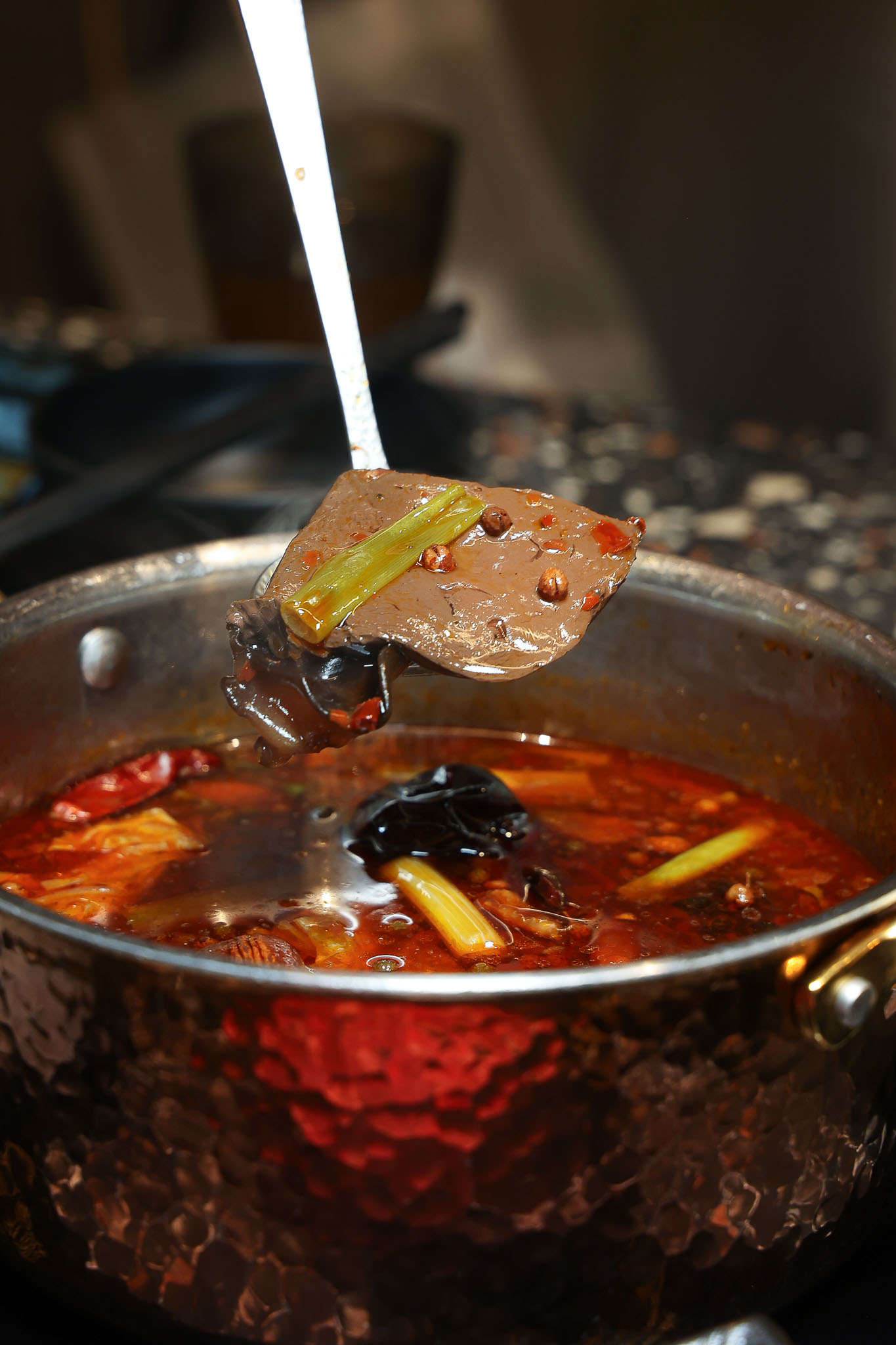 台南安平火鍋推薦｜森林系鍋物「蕾鼎鍋物」開箱！半自助吃到飽，濃蒜鍋必點，海鮮份量有誠意!