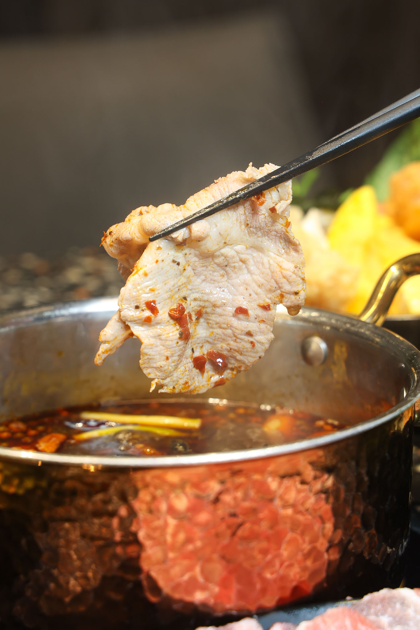 台南安平火鍋推薦｜森林系鍋物「蕾鼎鍋物」開箱！半自助吃到飽，濃蒜鍋必點，海鮮份量有誠意!