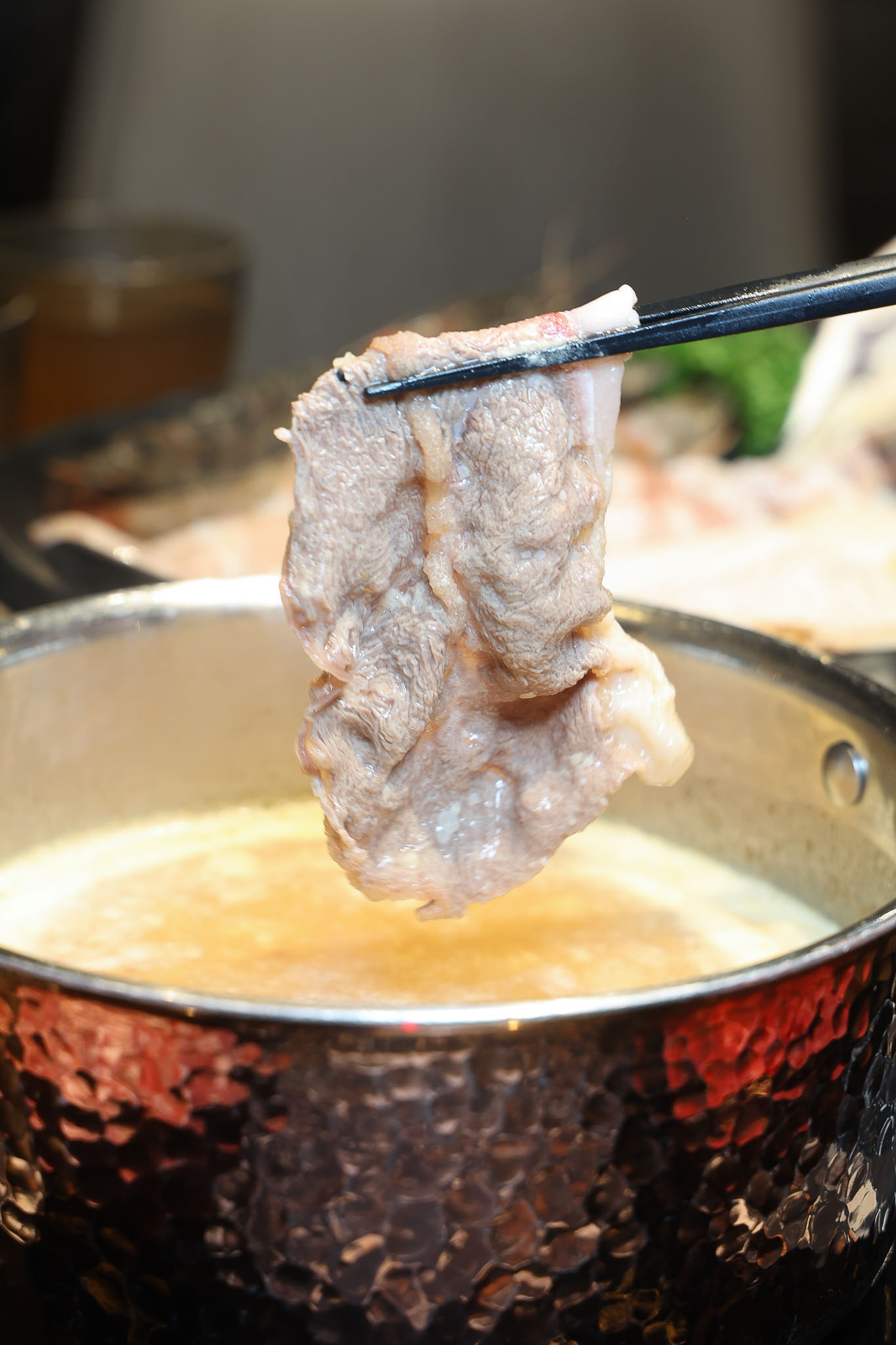 台南安平火鍋推薦｜森林系鍋物「蕾鼎鍋物」開箱！半自助吃到飽，濃蒜鍋必點，海鮮份量有誠意!