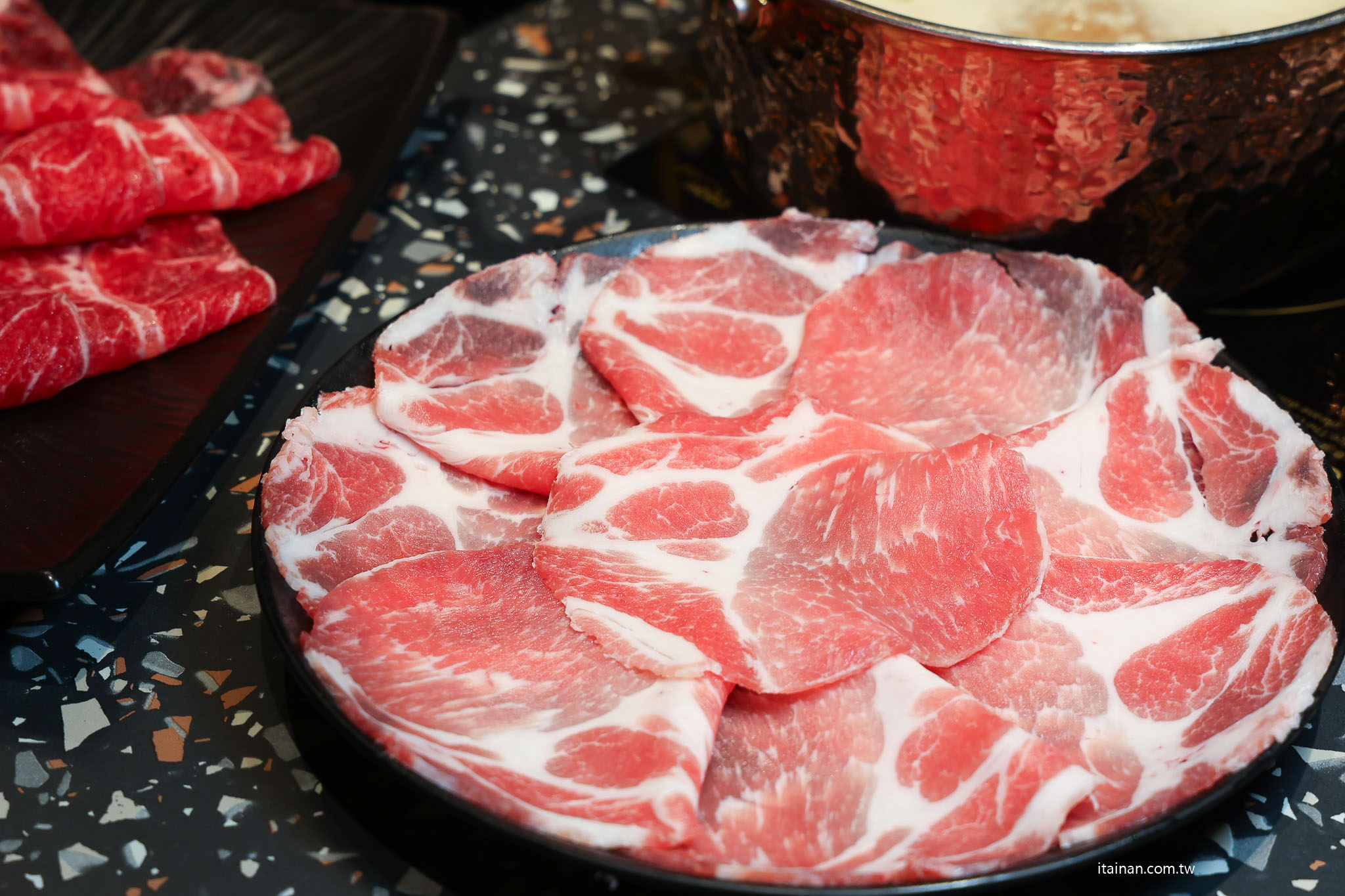 台南安平火鍋推薦｜森林系鍋物「蕾鼎鍋物」開箱！半自助吃到飽，濃蒜鍋必點，海鮮份量有誠意!