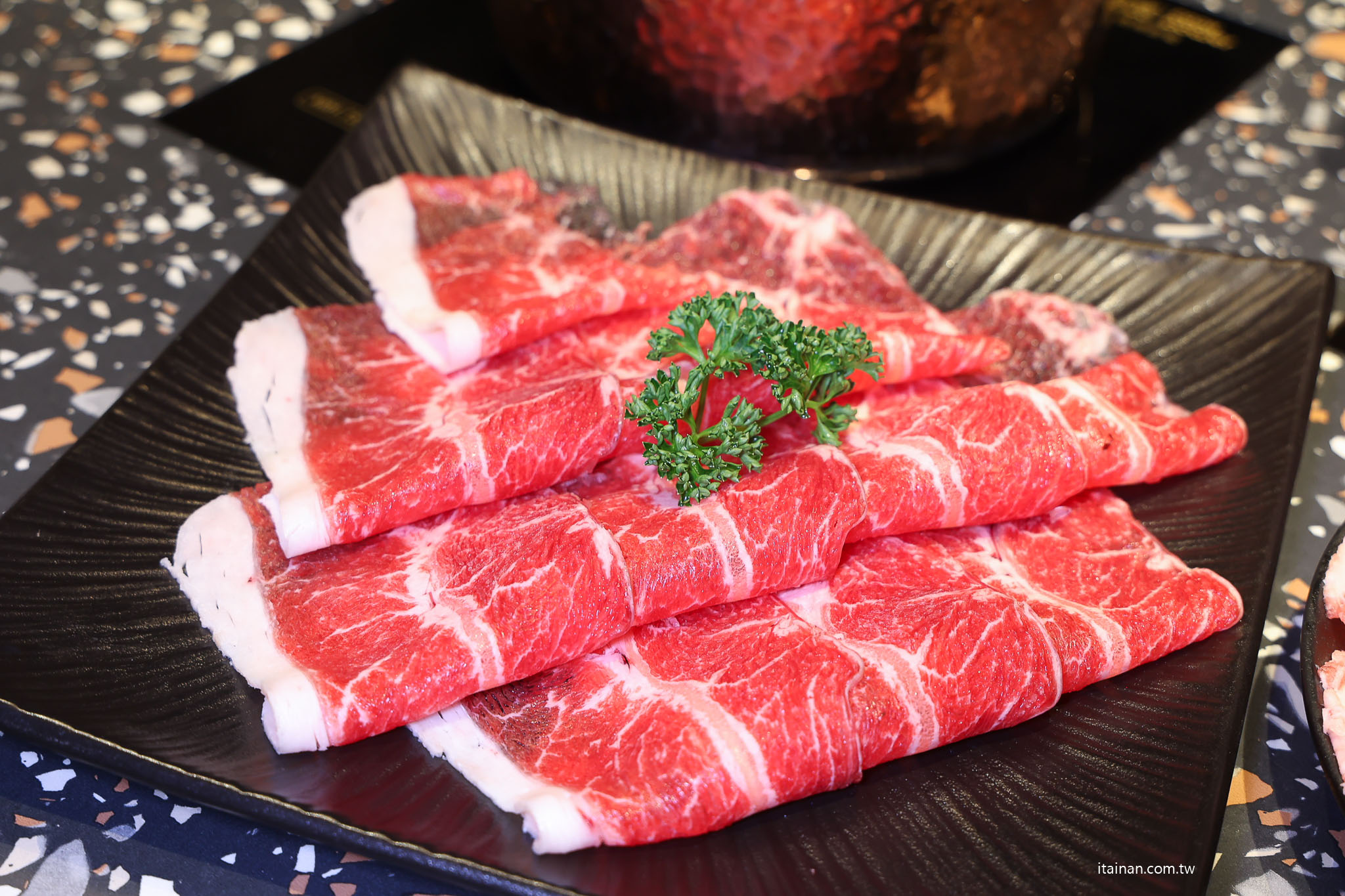 台南安平火鍋推薦｜森林系鍋物「蕾鼎鍋物」開箱！半自助吃到飽，濃蒜鍋必點，海鮮份量有誠意!