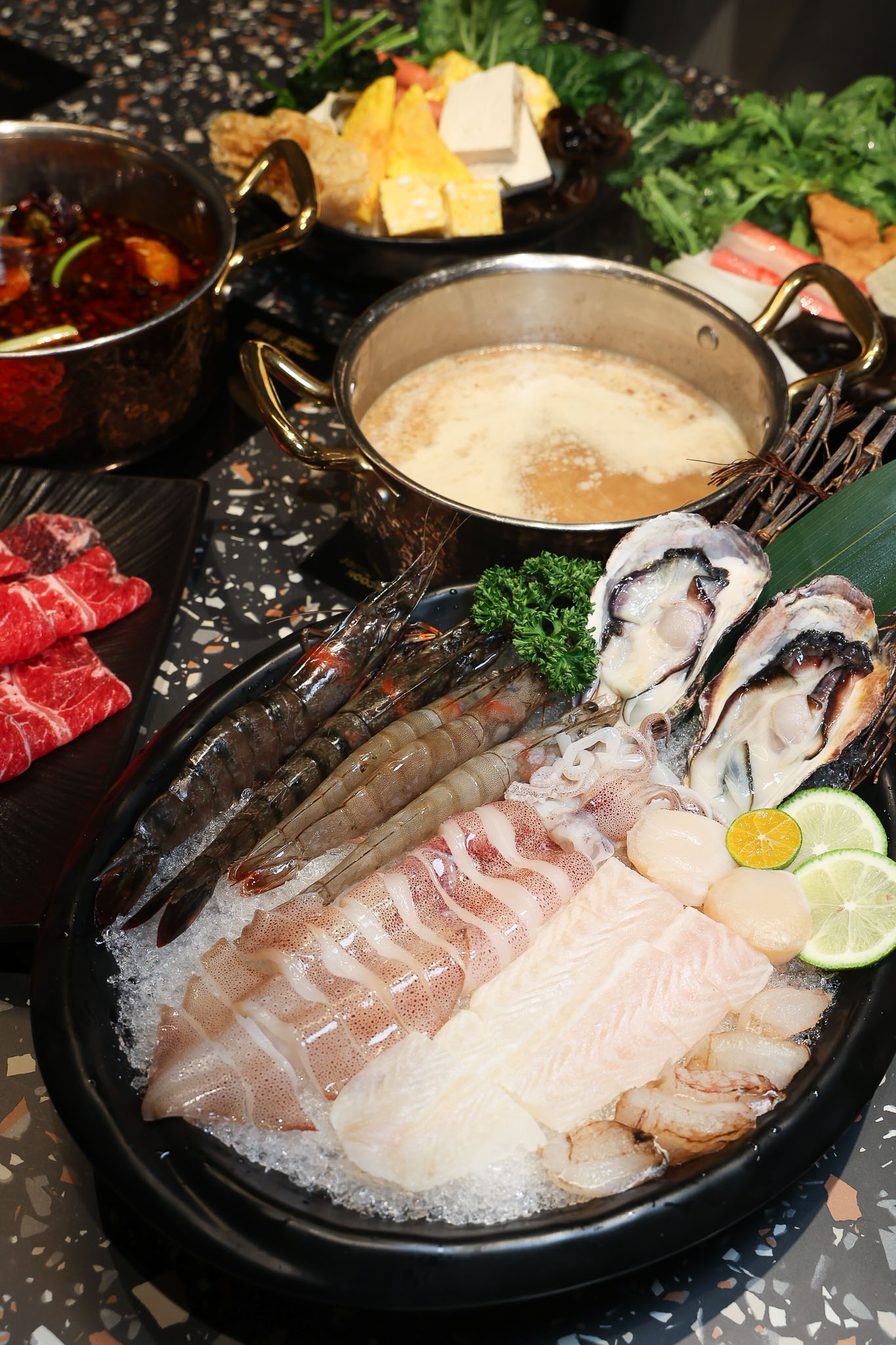 台南安平火鍋推薦｜森林系鍋物「蕾鼎鍋物」開箱！半自助吃到飽，濃蒜鍋必點，海鮮份量有誠意!