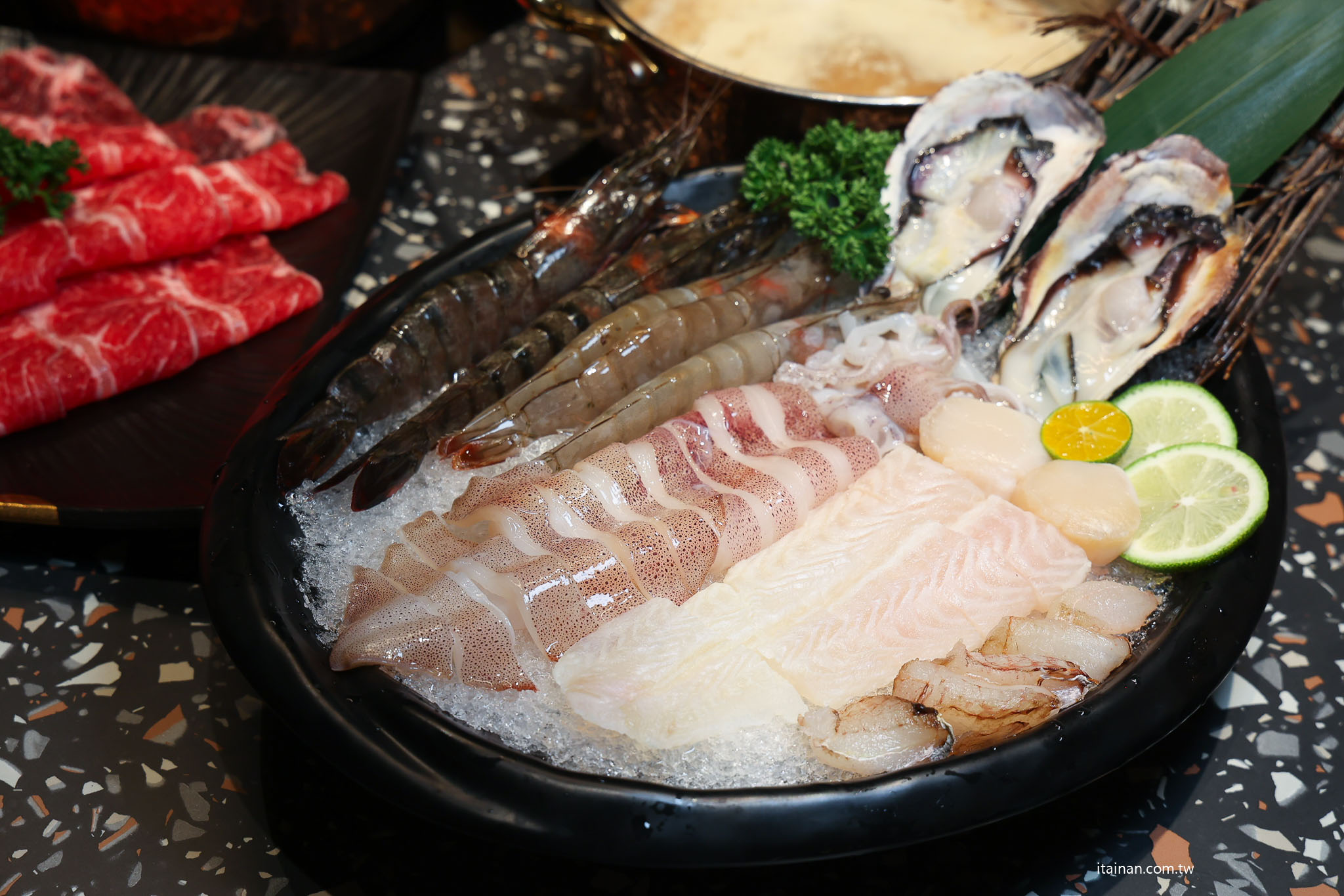 台南安平火鍋推薦｜森林系鍋物「蕾鼎鍋物」開箱！半自助吃到飽，濃蒜鍋必點，海鮮份量有誠意!