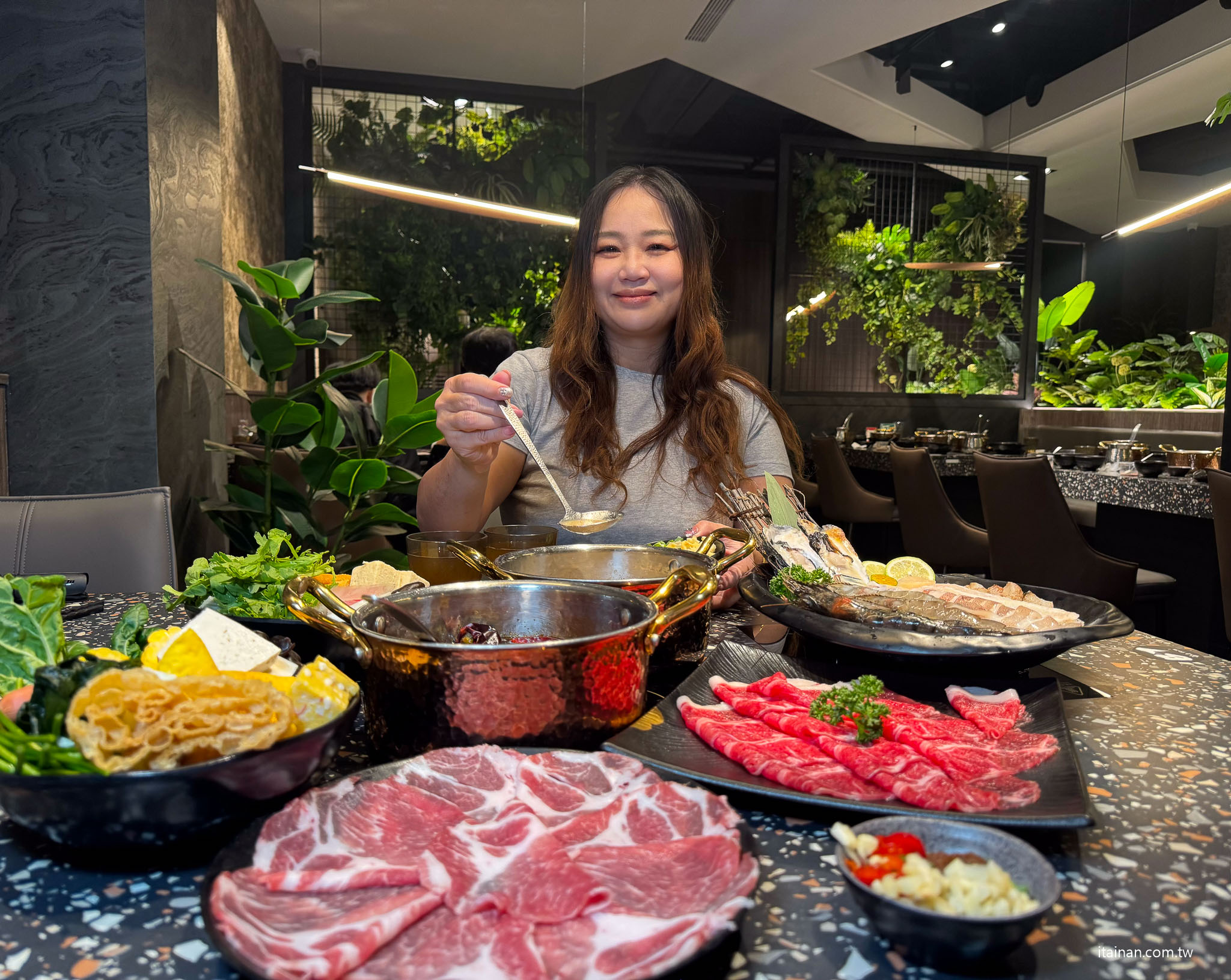 台南安平火鍋推薦｜森林系鍋物「蕾鼎鍋物」開箱！半自助吃到飽，濃蒜鍋必點，海鮮份量有誠意!