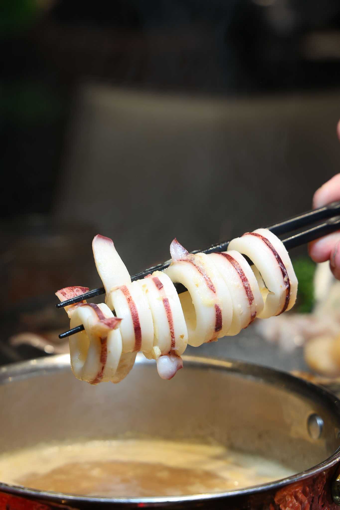台南安平火鍋推薦｜森林系鍋物「蕾鼎鍋物」開箱！半自助吃到飽，濃蒜鍋必點，海鮮份量有誠意!