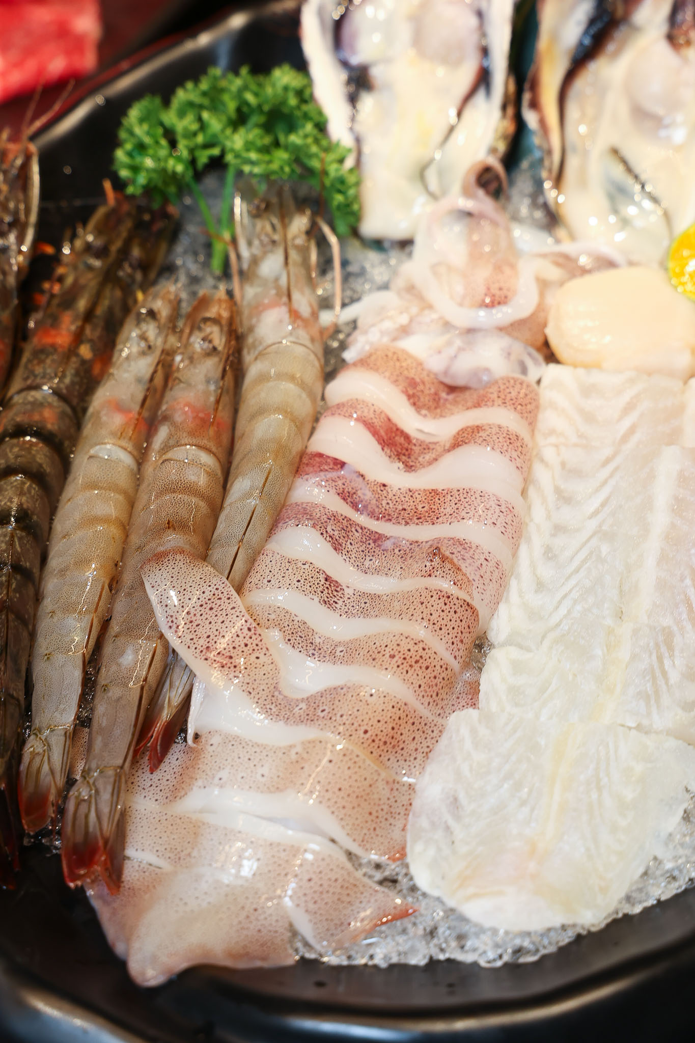 台南安平火鍋推薦｜森林系鍋物「蕾鼎鍋物」開箱！半自助吃到飽，濃蒜鍋必點，海鮮份量有誠意!