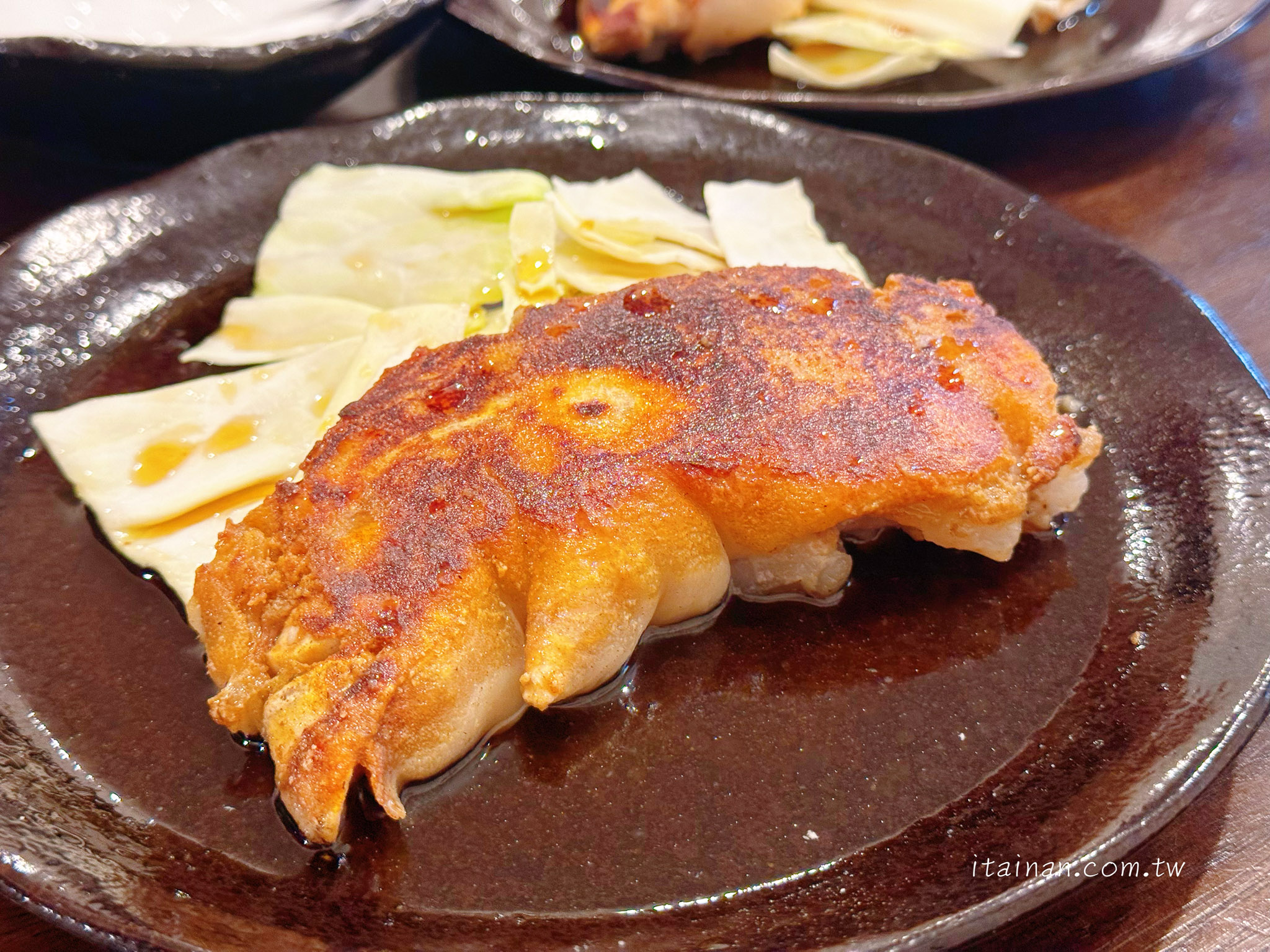 熊本拉麵推薦|濃郁豚骨與蒜味的完美結合,每日限量的カリカリ豚足(炸豬腳)銷魂必點!水前寺公園旁的人氣名店「熊本拉麵 豚美」 熊本拉麵推薦|濃郁豚骨與蒜味的完美結合,每日限量的カリカリ豚足(炸豬腳)銷魂必點!水前寺公園旁的人氣名店「熊本拉麵 豚美」