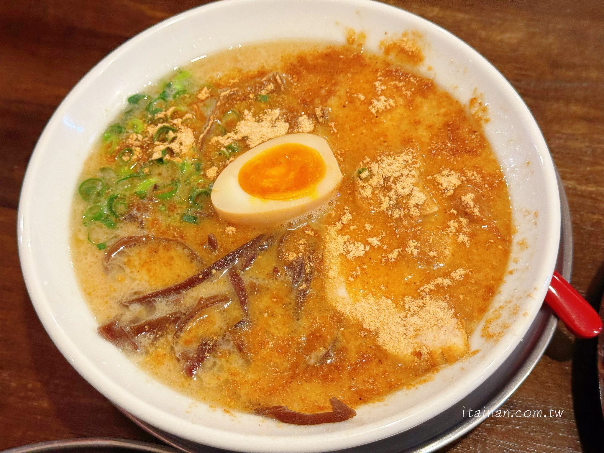 熊本拉麵推薦|濃郁豚骨與蒜味的完美結合,每日限量的カリカリ豚足(炸豬腳)銷魂必點!水前寺公園旁的人氣名店「熊本拉麵 豚美」 熊本拉麵推薦|濃郁豚骨與蒜味的完美結合,每日限量的カリカリ豚足(炸豬腳)銷魂必點!水前寺公園旁的人氣名店「熊本拉麵 豚美」