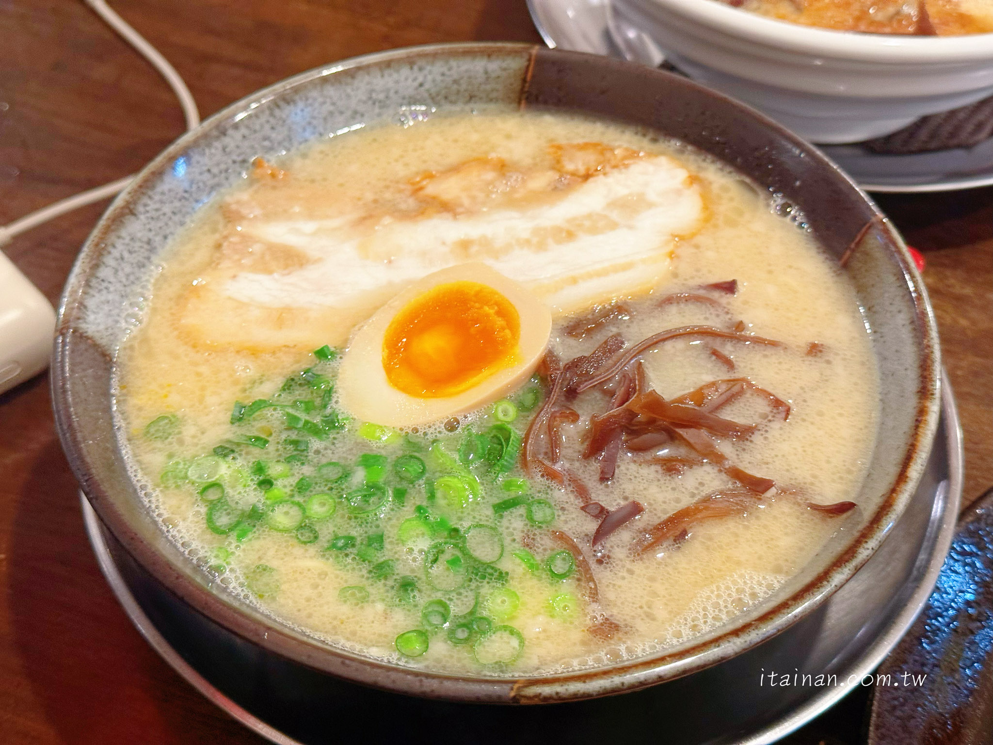 熊本拉麵推薦｜濃郁豚骨與蒜味的完美結合，每日限量的カリカリ豚足(炸豬腳)銷魂必點!水前寺公園旁的人氣名店「熊本拉麵 豚美」