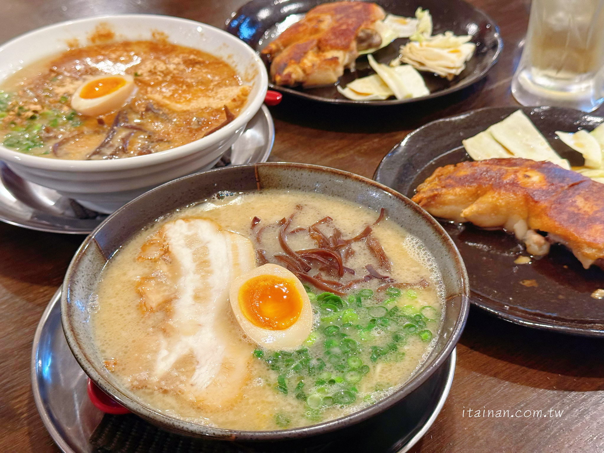 熊本拉麵推薦|濃郁豚骨與蒜味的完美結合,每日限量的カリカリ豚足(炸豬腳)銷魂必點!水前寺公園旁的人氣名店「熊本拉麵 豚美」 熊本拉麵推薦|濃郁豚骨與蒜味的完美結合,每日限量的カリカリ豚足(炸豬腳)銷魂必點!水前寺公園旁的人氣名店「熊本拉麵 豚美」