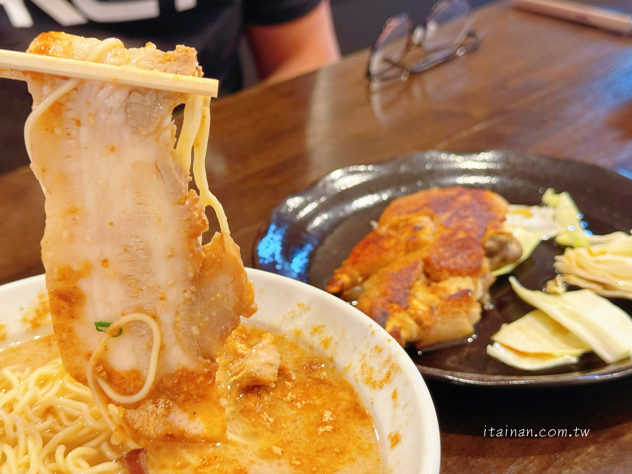 熊本拉麵推薦|濃郁豚骨與蒜味的完美結合,每日限量的カリカリ豚足(炸豬腳)銷魂必點!水前寺公園旁的人氣名店「熊本拉麵 豚美」 熊本拉麵推薦|濃郁豚骨與蒜味的完美結合,每日限量的カリカリ豚足(炸豬腳)銷魂必點!水前寺公園旁的人氣名店「熊本拉麵 豚美」