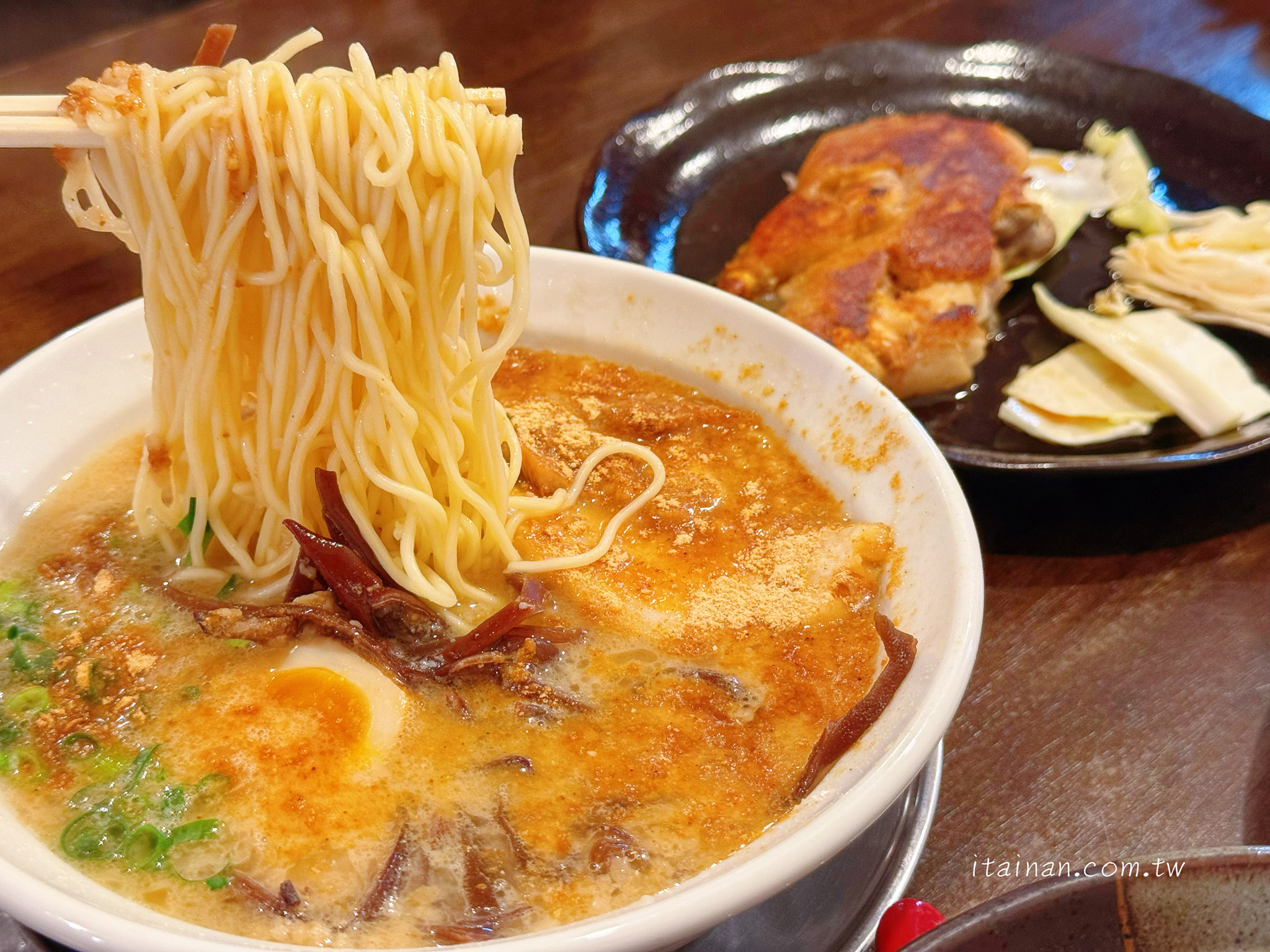 熊本拉麵推薦|濃郁豚骨與蒜味的完美結合,每日限量的カリカリ豚足(炸豬腳)銷魂必點!水前寺公園旁的人氣名店「熊本拉麵 豚美」 熊本拉麵推薦|濃郁豚骨與蒜味的完美結合,每日限量的カリカリ豚足(炸豬腳)銷魂必點!水前寺公園旁的人氣名店「熊本拉麵 豚美」