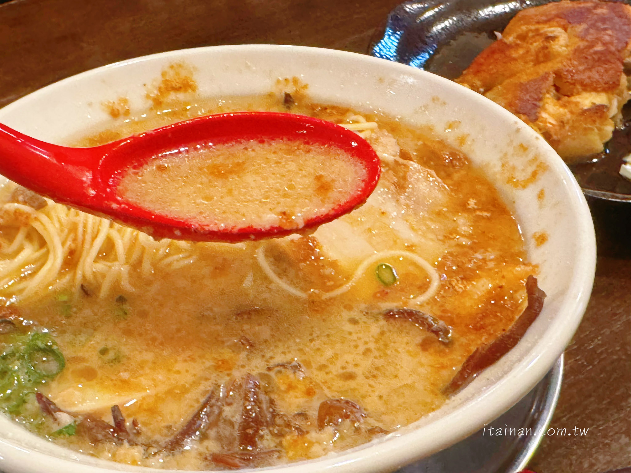 熊本拉麵推薦|濃郁豚骨與蒜味的完美結合,每日限量的カリカリ豚足(炸豬腳)銷魂必點!水前寺公園旁的人氣名店「熊本拉麵 豚美」 熊本拉麵推薦|濃郁豚骨與蒜味的完美結合,每日限量的カリカリ豚足(炸豬腳)銷魂必點!水前寺公園旁的人氣名店「熊本拉麵 豚美」