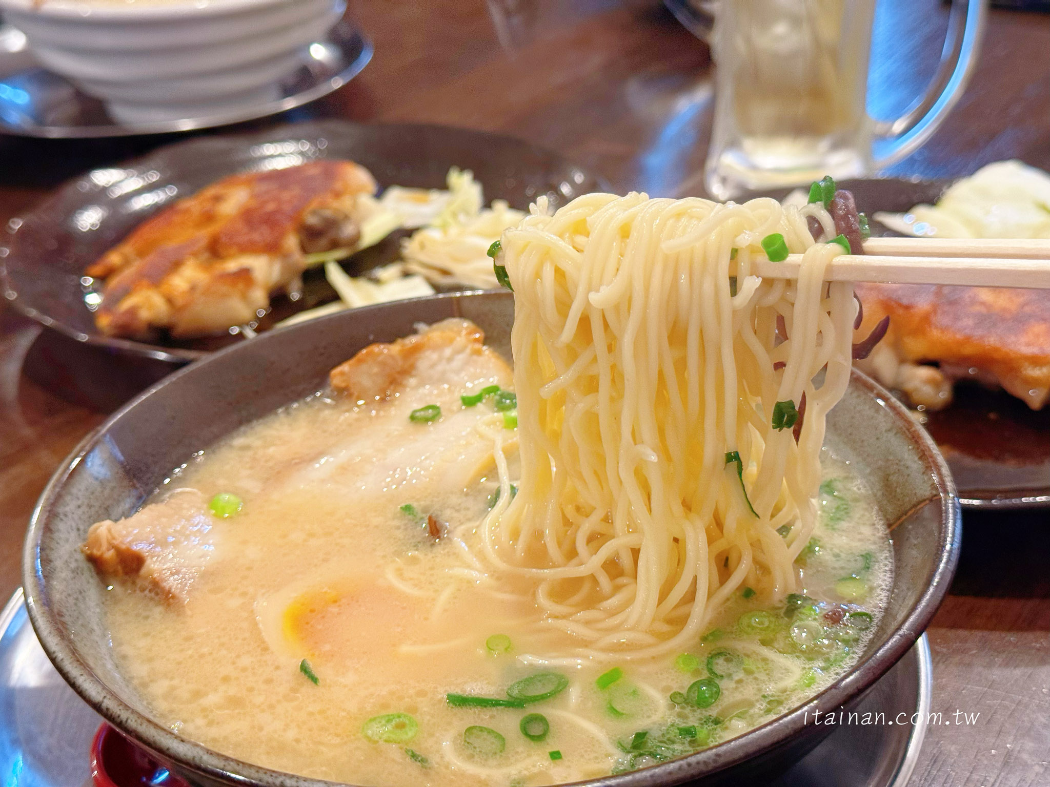 熊本拉麵推薦｜濃郁豚骨與蒜味的完美結合，每日限量的カリカリ豚足(炸豬腳)銷魂必點!水前寺公園旁的人氣名店「熊本拉麵 豚美」
