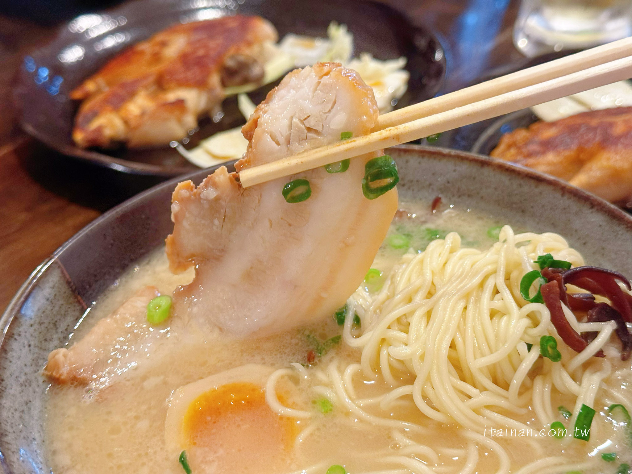 熊本拉麵推薦|濃郁豚骨與蒜味的完美結合,每日限量的カリカリ豚足(炸豬腳)銷魂必點!水前寺公園旁的人氣名店「熊本拉麵 豚美」 熊本拉麵推薦|濃郁豚骨與蒜味的完美結合,每日限量的カリカリ豚足(炸豬腳)銷魂必點!水前寺公園旁的人氣名店「熊本拉麵 豚美」